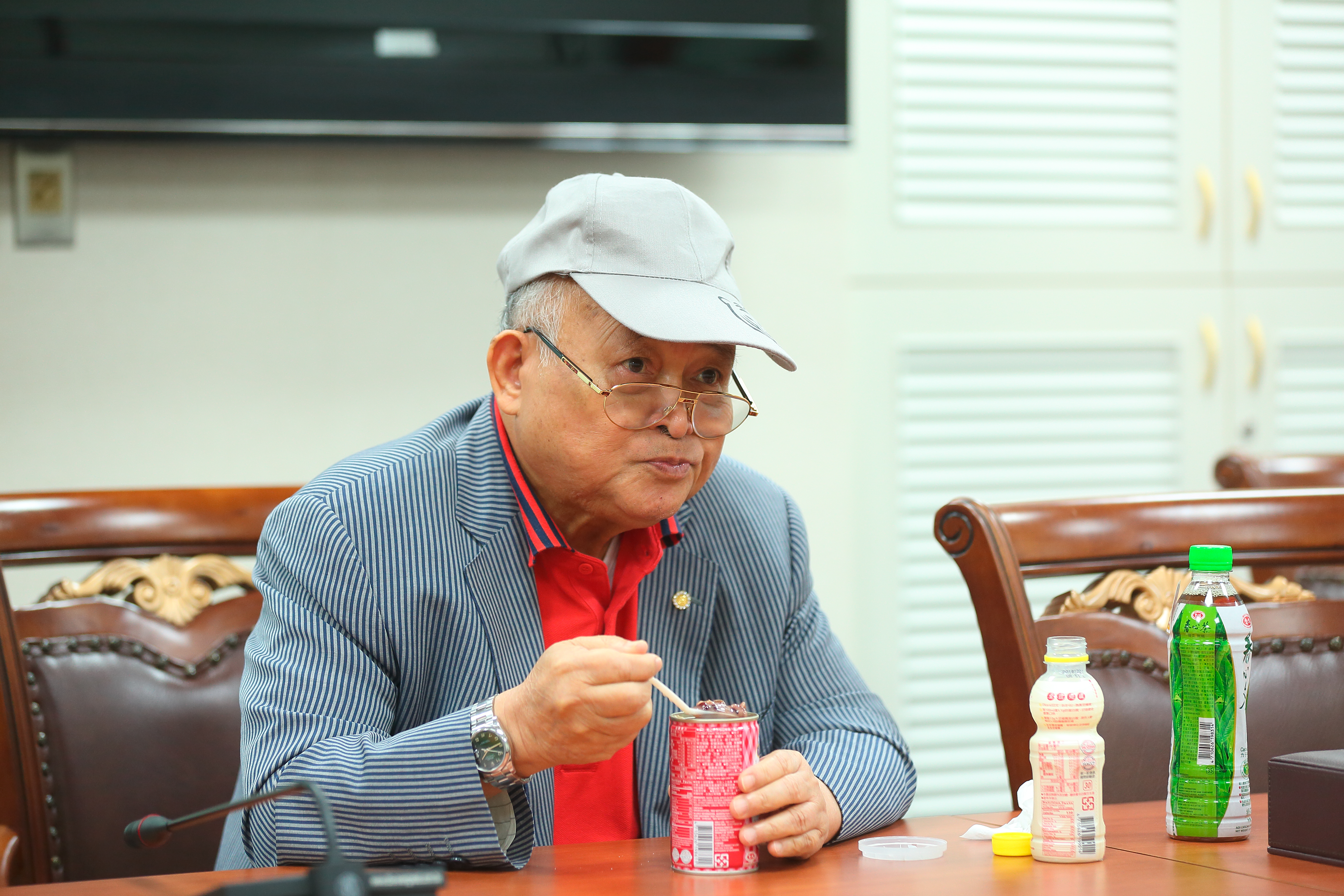 陳哲芳是集團點子王，也是最佳代言人，飯後還拿自家產品當點心。