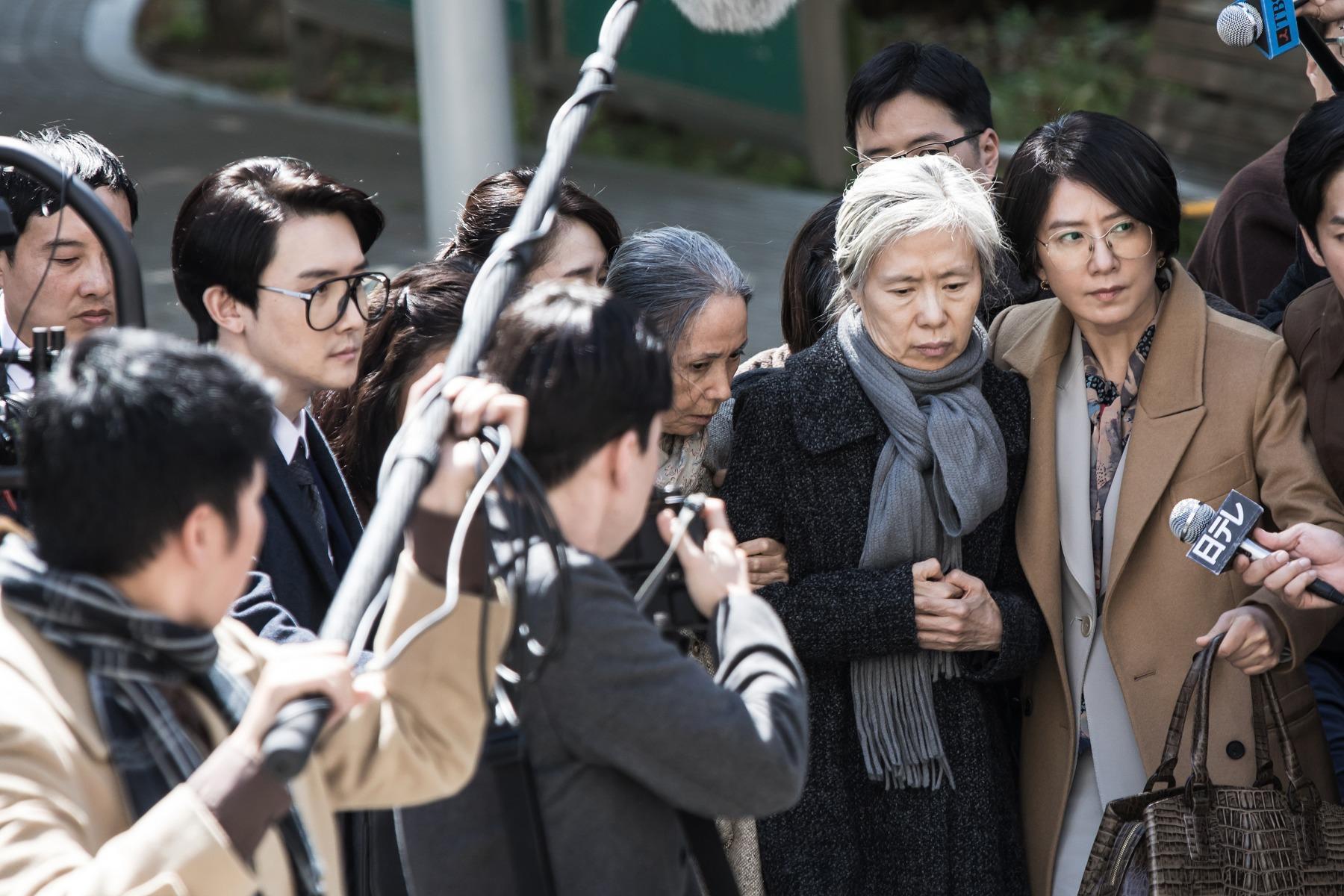電影《她們的故事》改編自「關釜裁判」,金喜愛飾演為慰安婦奶奶爭取人權,跨海打官司的正義女社長。(采昌多媒體提供)