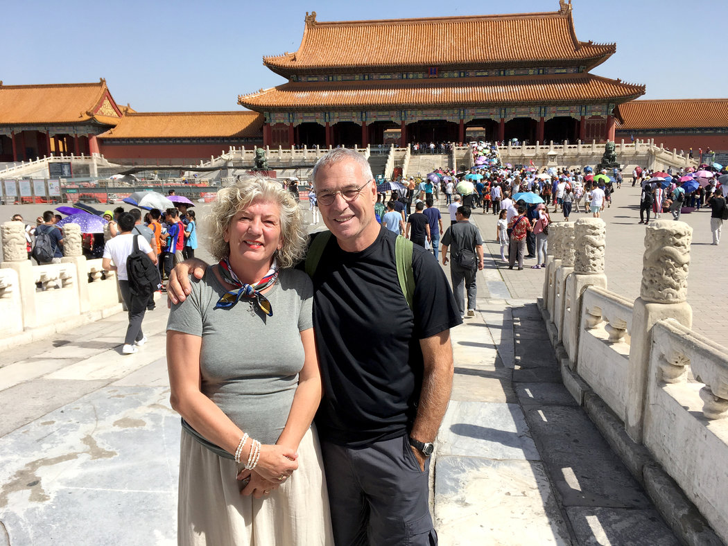 一對美國退休夫妻5年遊80國，圖為今年5月坎貝爾夫婦在北京旅遊。（翻攝自紐約時報）