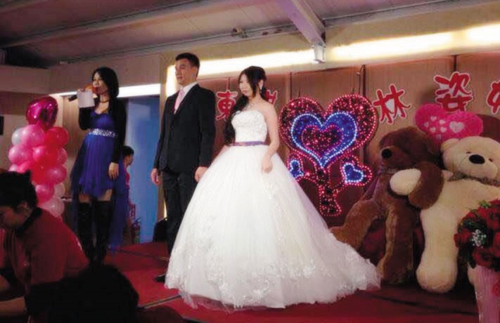 劉東麒(右2)與林渝宸(右)各自離婚後,2013年曾舉辦婚禮,但至今未辦登記。(讀者提供)