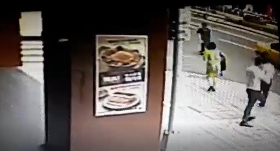 雙方於北市南京東路4段與健康路一帶出現還款爭議，監視器錄下街頭追逐的畫面。（警方提供）