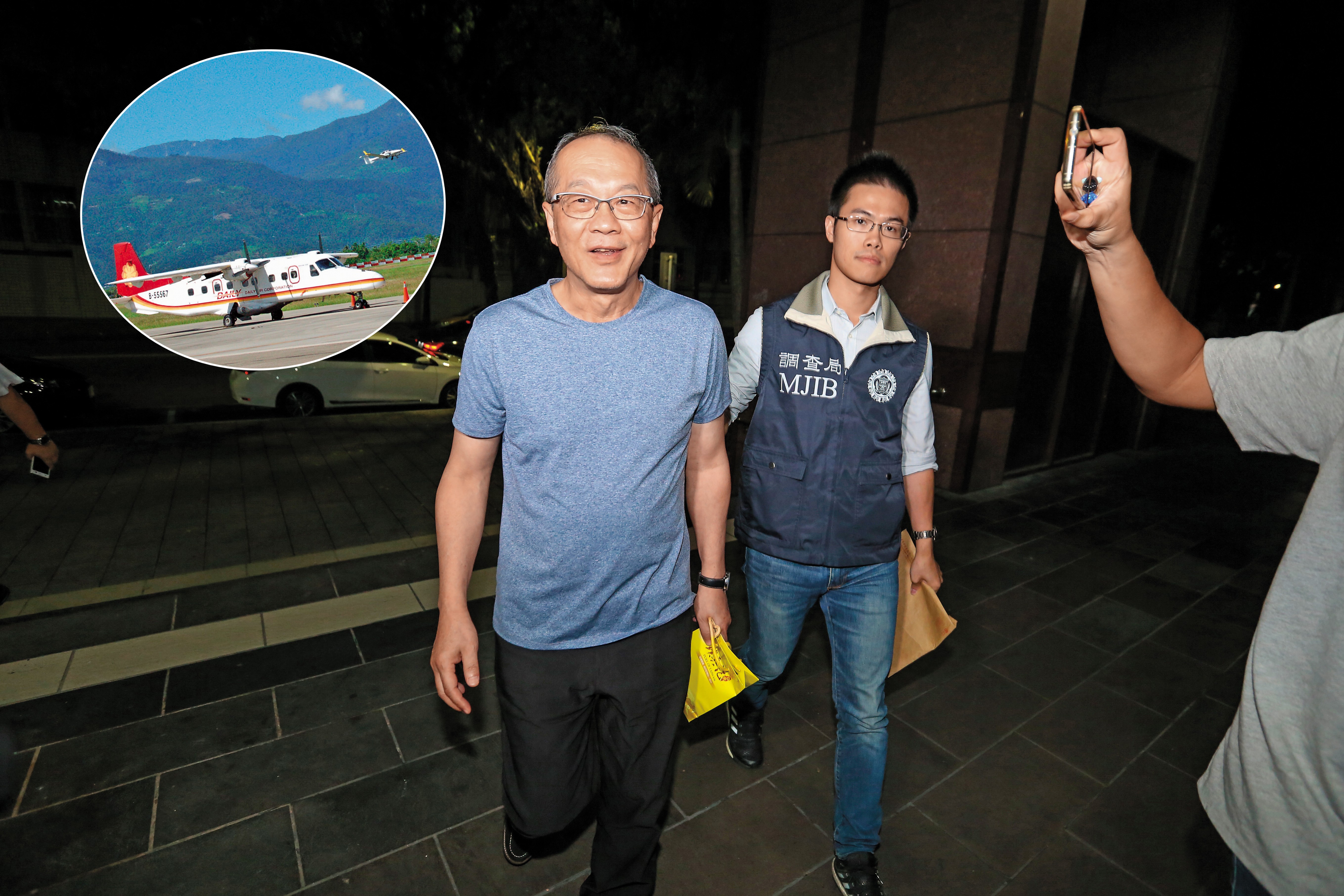 德安集團負責人黃春發（左）23日遭檢調約談，涉嫌以境外公司高價租飛機給德安航空，再向民航局詐領離島偏遠航線補助。