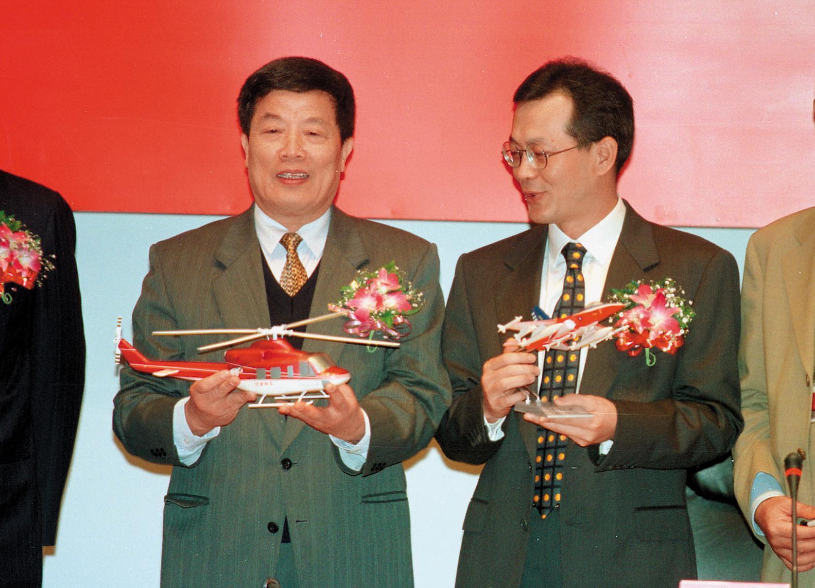 德安航空前董座黃春發(右)鮮少露面,1998年與漢翔公司簽署維修直升機的合約,德安也是國內第一家跨足直升機與飛機的公司。(中央社)