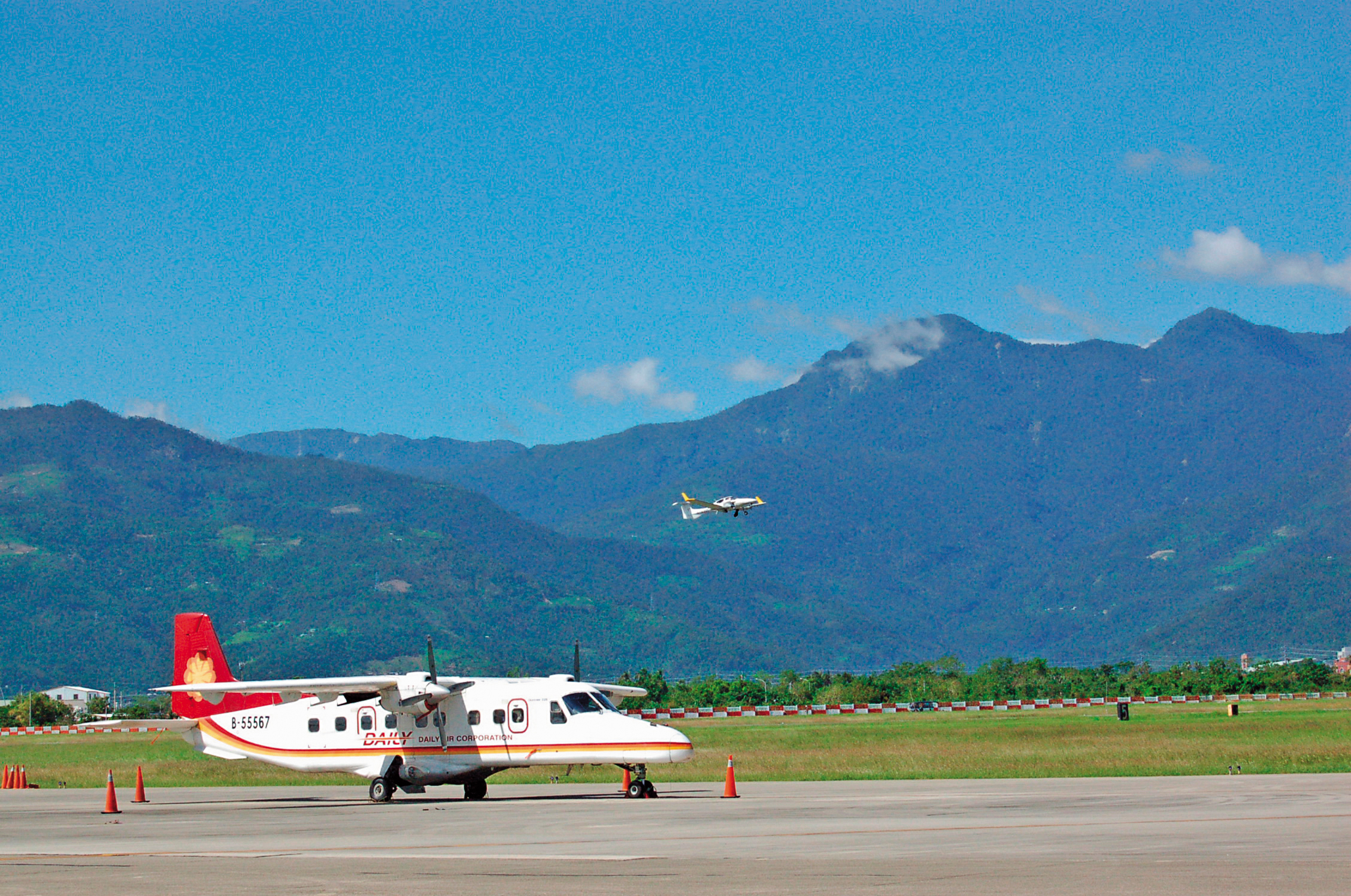 德安航空上月驚爆長期做假帳詐領補助，圖中為德安多尼爾舊機型。（翻攝網路）