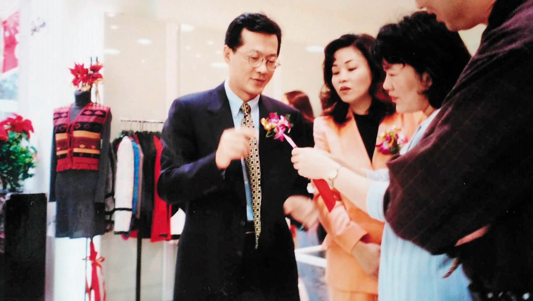 過去在商場以狠準出名的黃春發(左),如今卻遭檢調約談。中為黃妻成偉莉。(周嘉華攝)