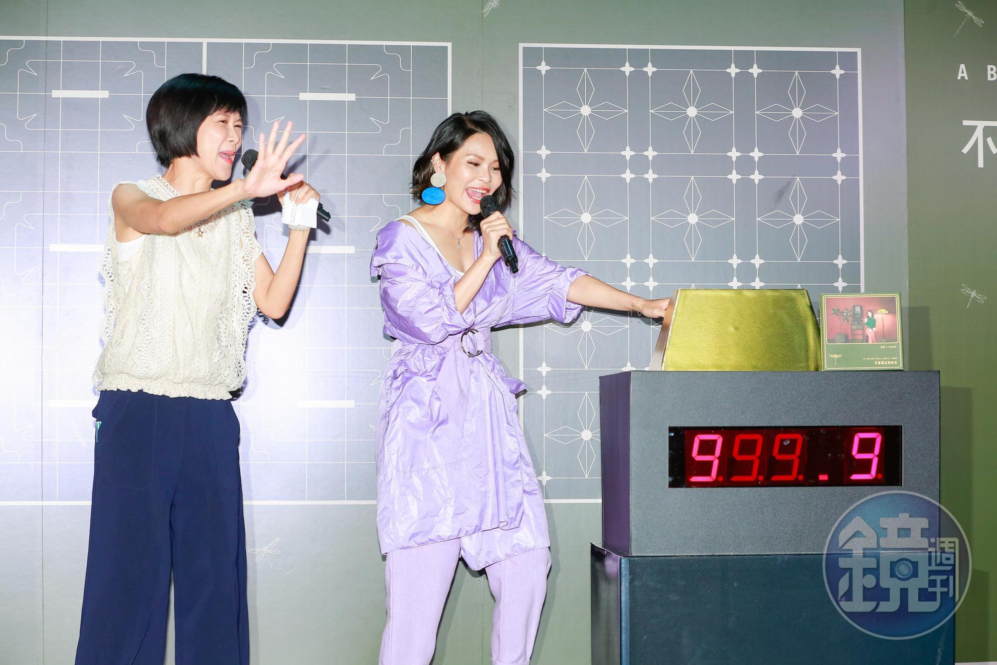 周蕙收象徵999純金的金磚當禮物,遭主持人(左)阿娟調侃「比華研股票好」。