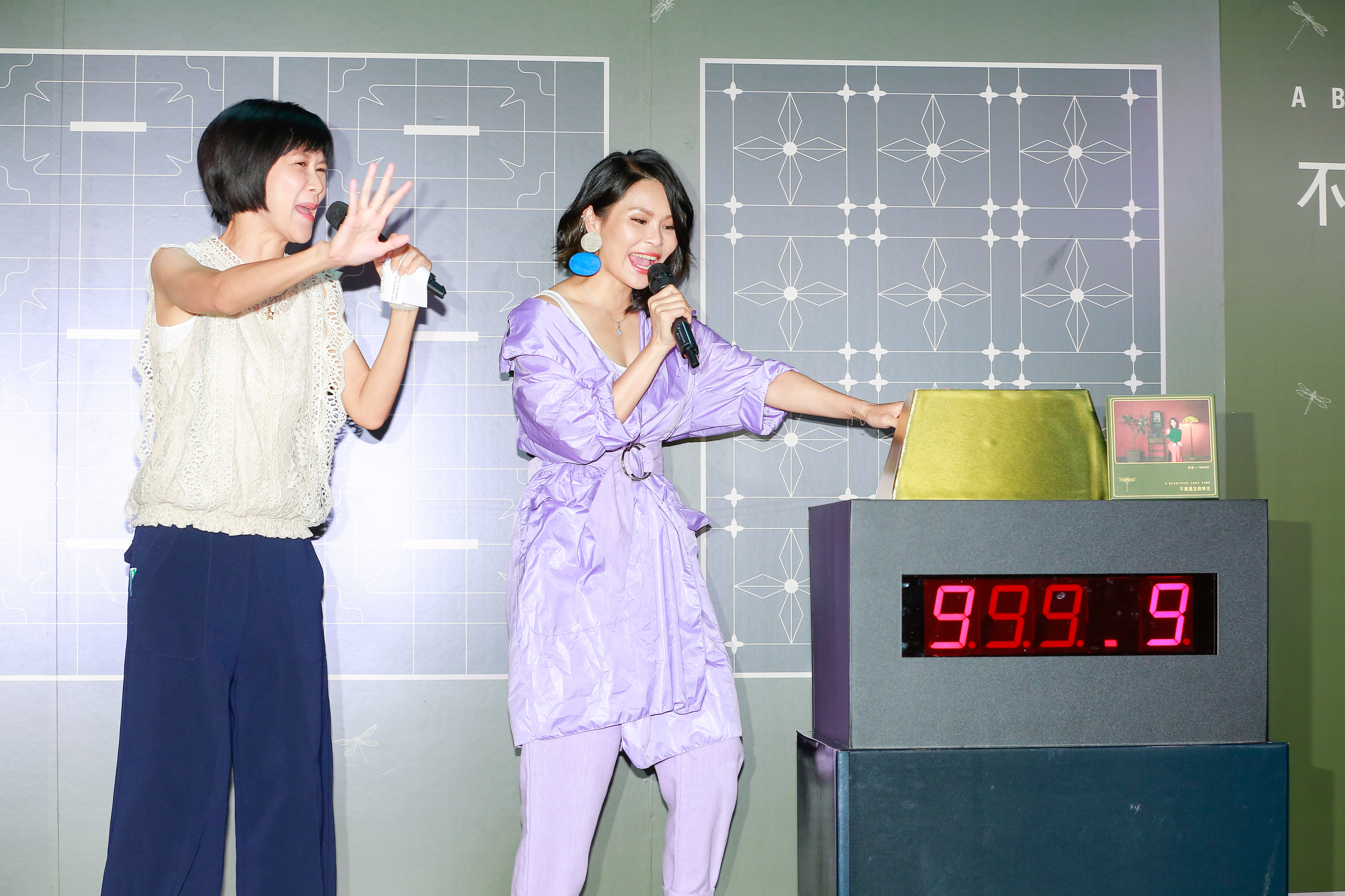 周蕙收象徵999純金的金磚當禮物，遭主持人（左）阿娟調侃「比華研股票好」。