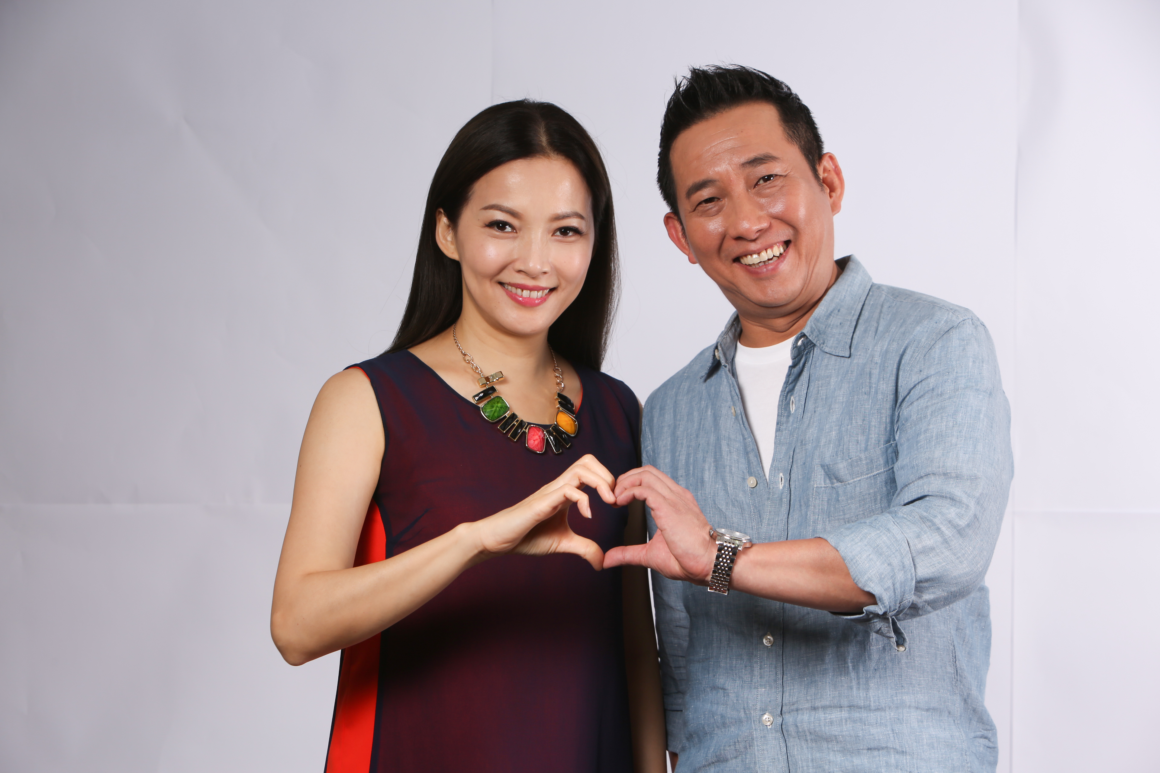 屈中恆將挑戰手語演出舞台劇《悲憫次神的兒女》，王曉書拍拍他：「不怕，我對你有信心」。（果陀劇場提供）