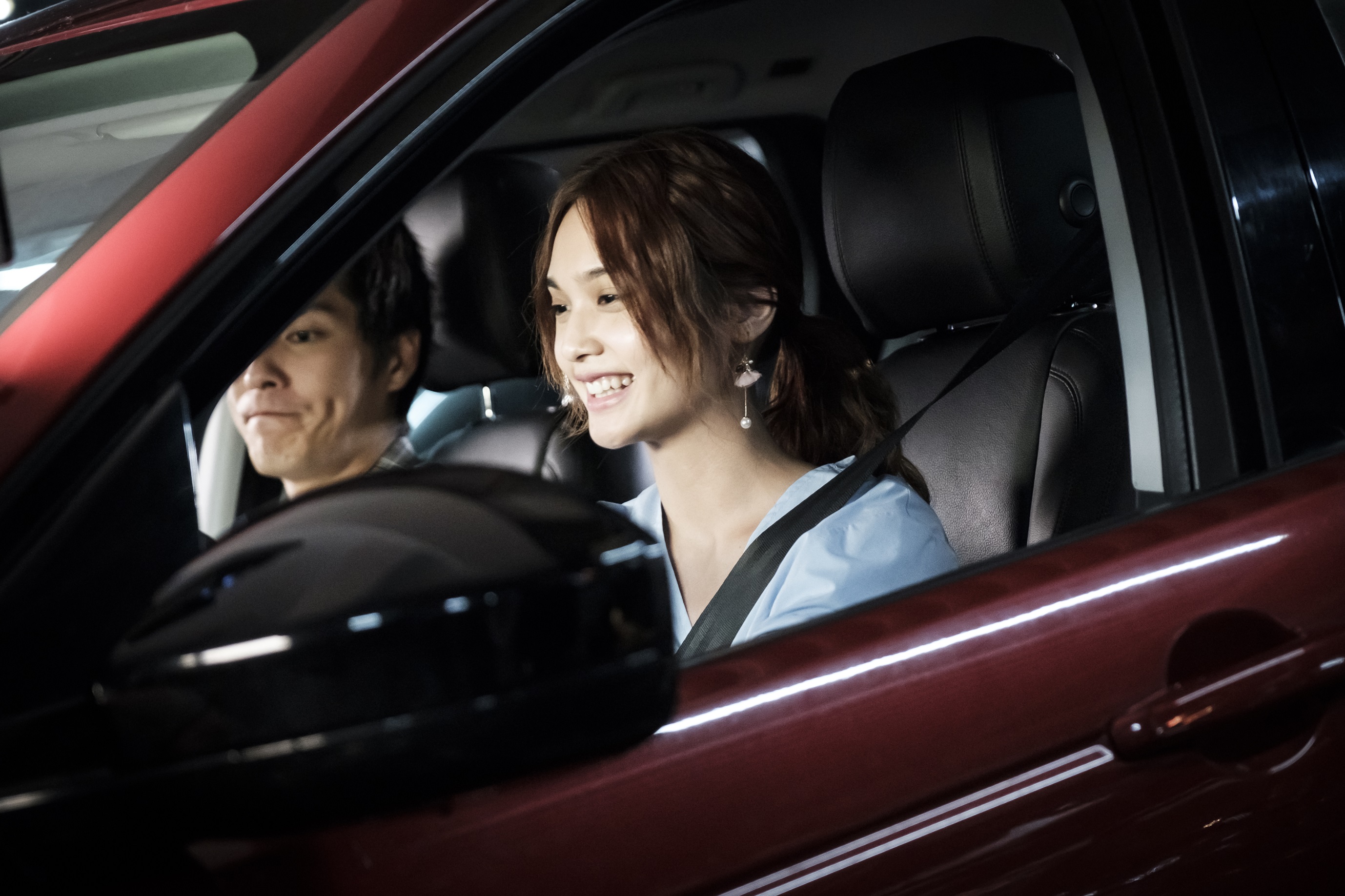 楊丞琳有駕照但沒在開車，戲裡要載藍正龍顯得很緊張。（八大提供）