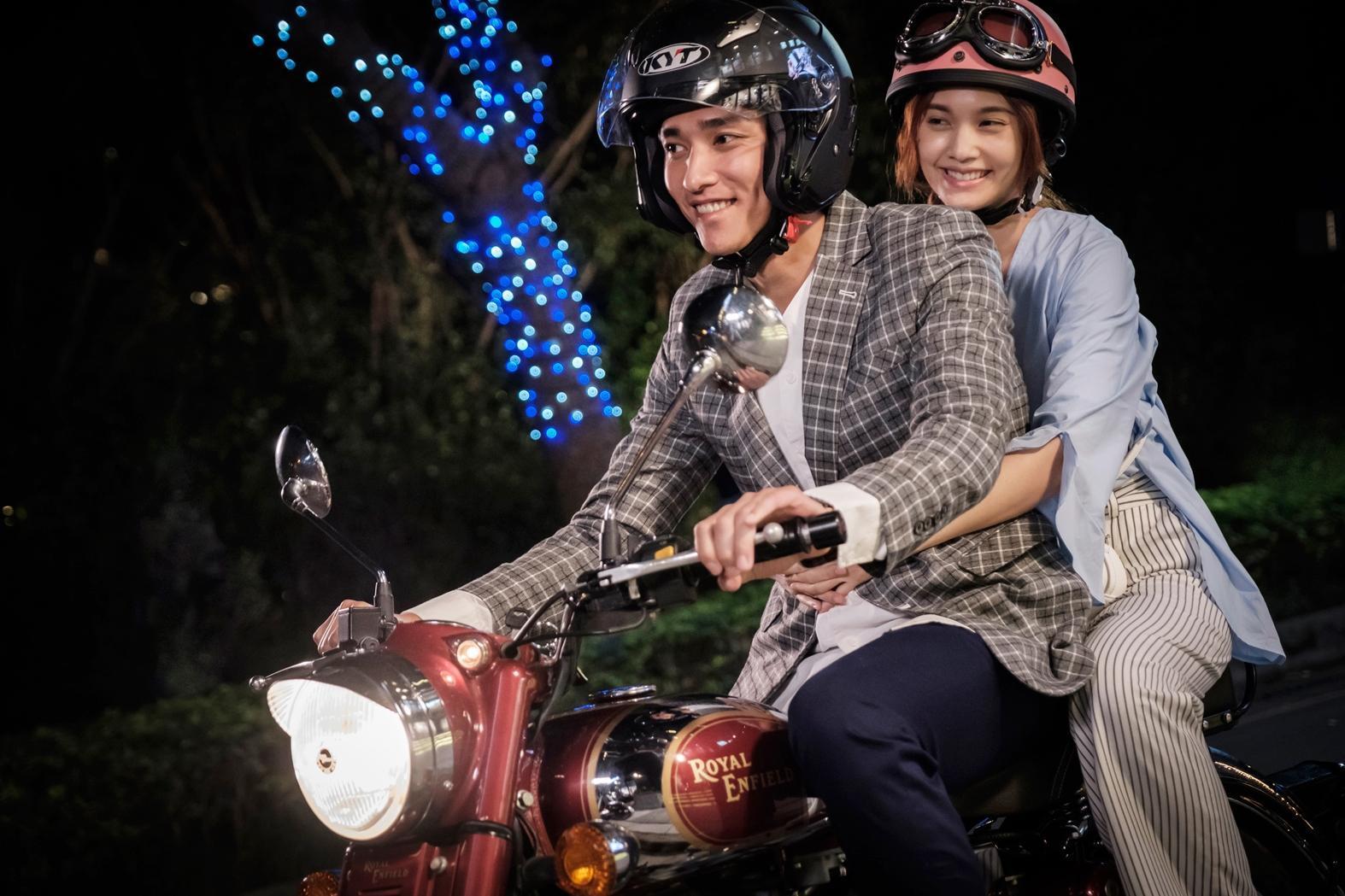 藍正龍騎車載楊丞琳重溫初戀美好，畫面浪漫。（八大提供）
