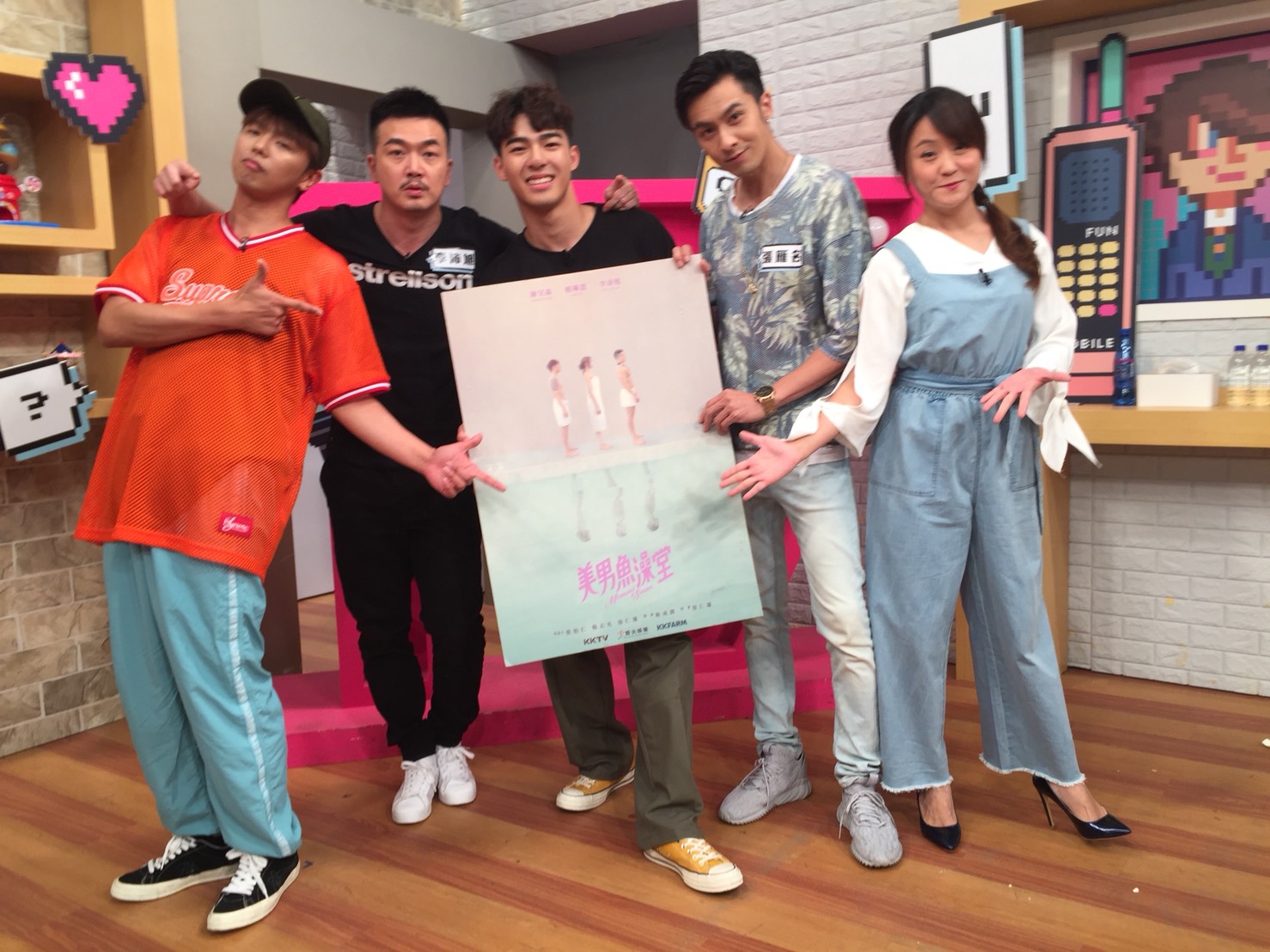 《美男魚澡堂》主角李沛旭（左2起）、陳昊森、張雁名上17直播節目《趣你的娛樂》。（17Media提供）