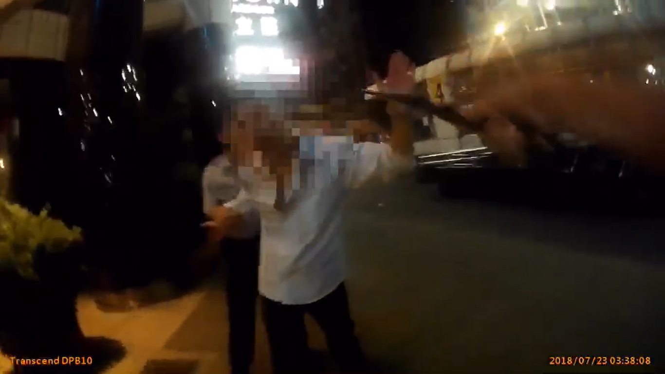 西門町錢櫃KTV酒客遭警方制服。（翻攝畫面）