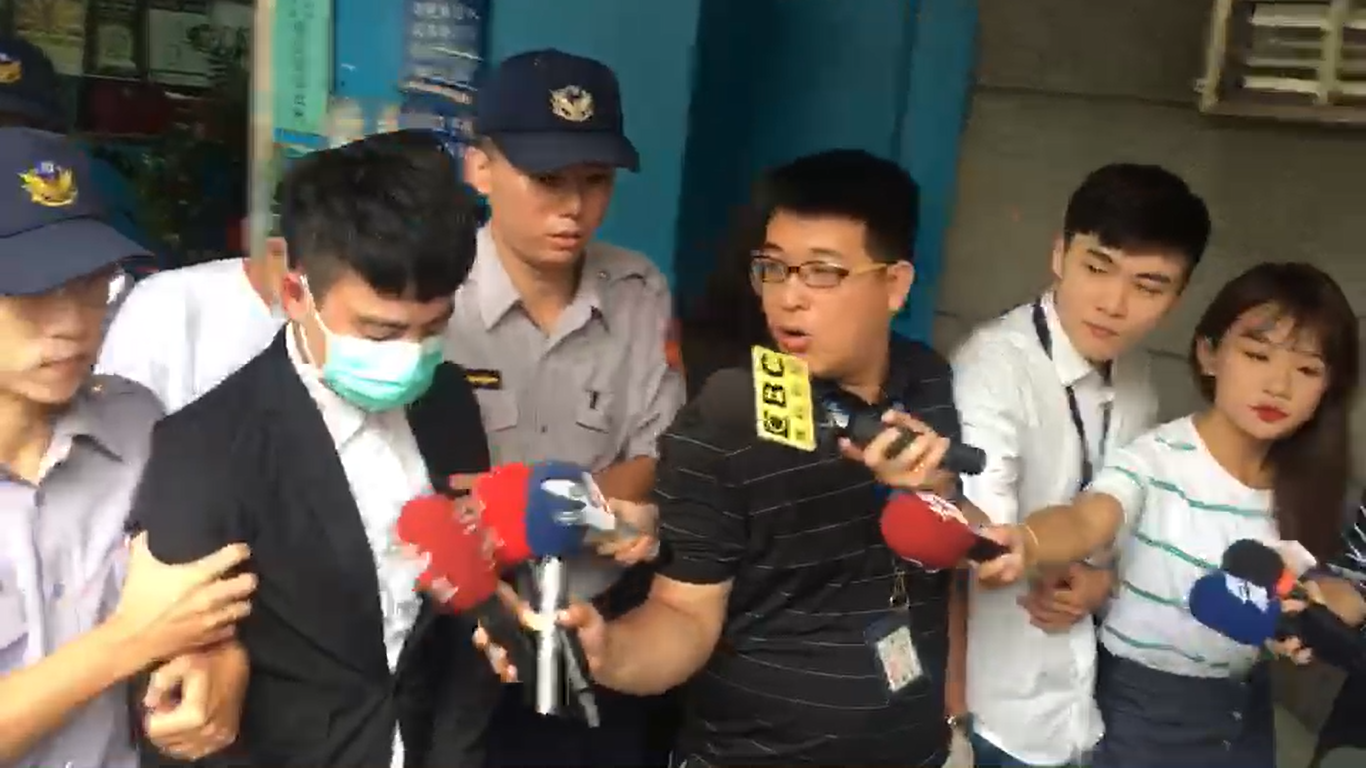 持伸縮彈簧刀攻擊對方的張嫌。(翻攝畫面)