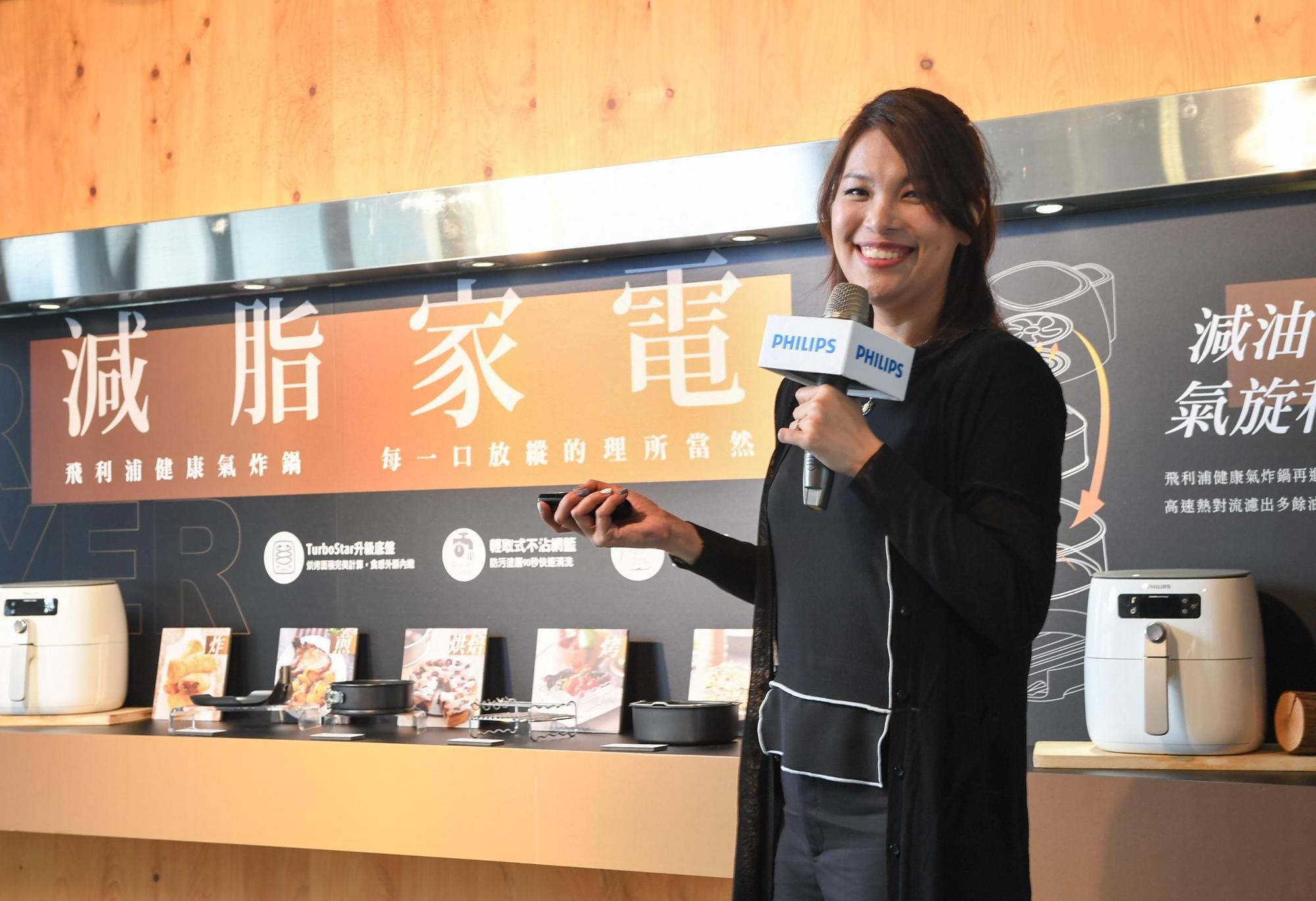 台灣飛利浦健康生活事業群生活家電與廚電行銷經理陳菀儒介紹新一代飛利浦健康氣炸鍋。（飛利浦提供）