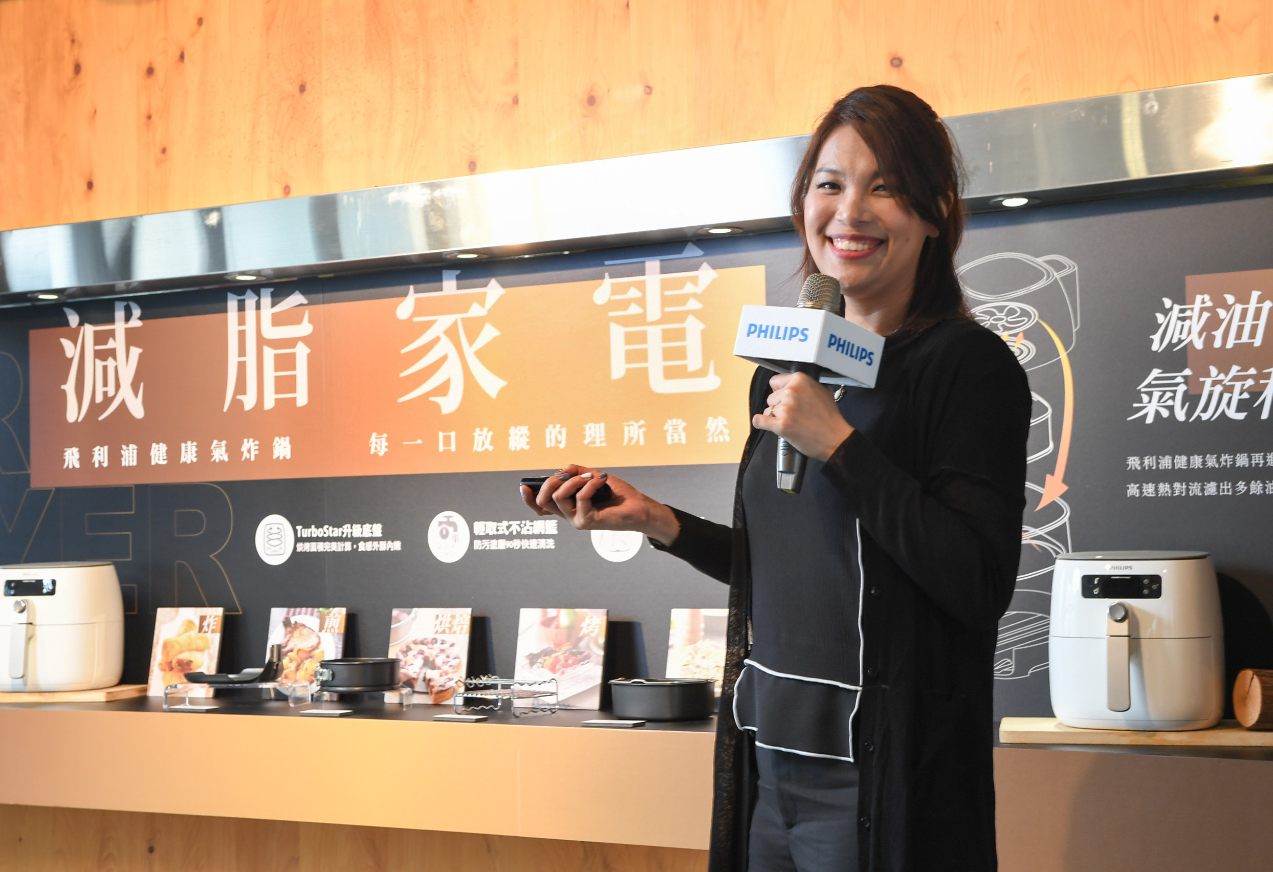 台灣飛利浦健康生活事業群生活家電與廚電行銷經理陳菀儒介紹新一代飛利浦健康氣炸鍋。(飛利浦提供)