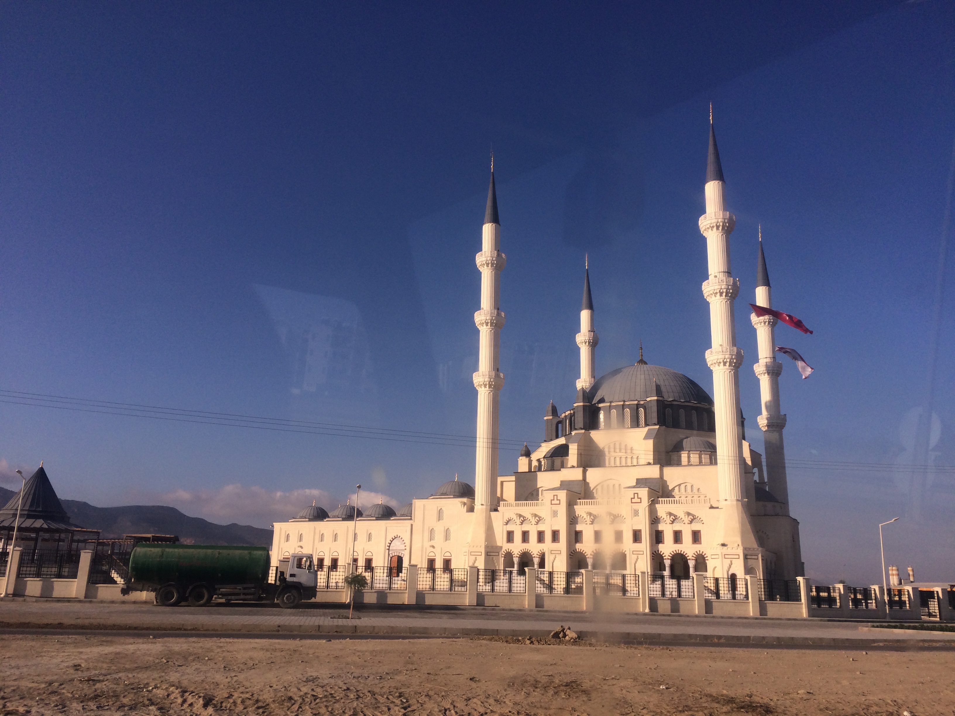 土耳其帶來的哈拉蘇丹清真寺，被北賽居民批評為浪費公帑。