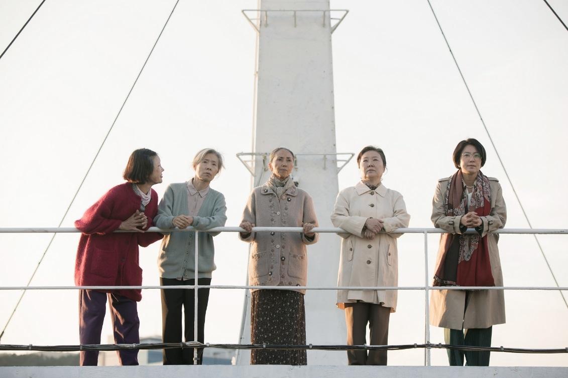 《她們的故事》由李龍女(左起)、芮秀貞、文淑、金海淑、金喜愛共同主演。(采昌國際多媒體提供)