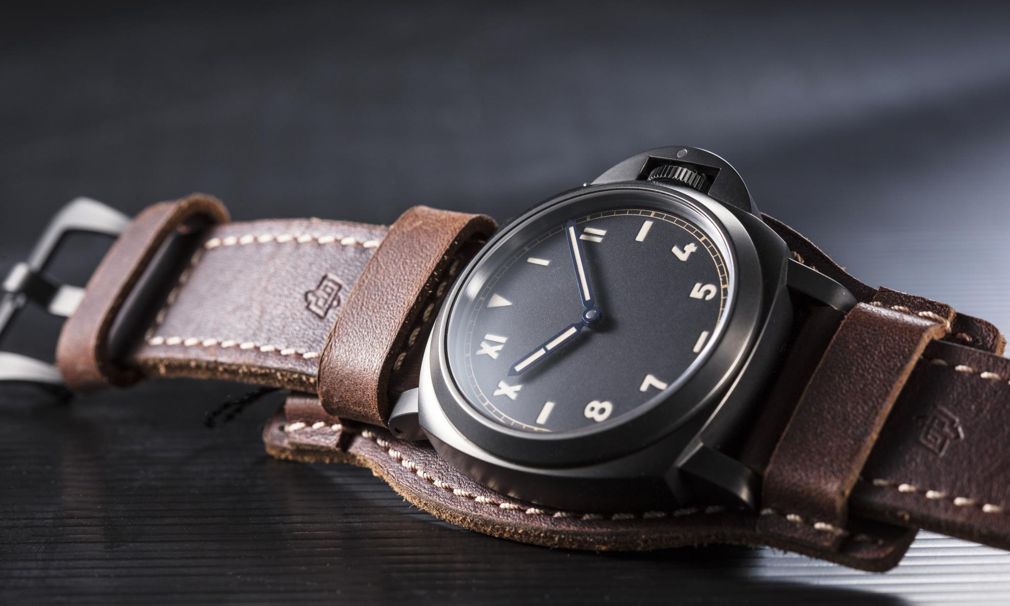 這是沛納海這一波新錶話題之中最搶眼的作品Luminor California 8 Days DLC PAM00779。結合小沛最著名的Luminor龍頭護橋設計，再加上「加州面盤」，經DLC類鑽碳霧黑處理的44mm鈦金屬錶殼，以及P.5000 八日動能手上鏈機芯，同時又附上首度製作的原廠軍用皮革錶帶，等於把所有小沛最好玩的元素一次獻給你，CP值爆表。售價約NT$249,000