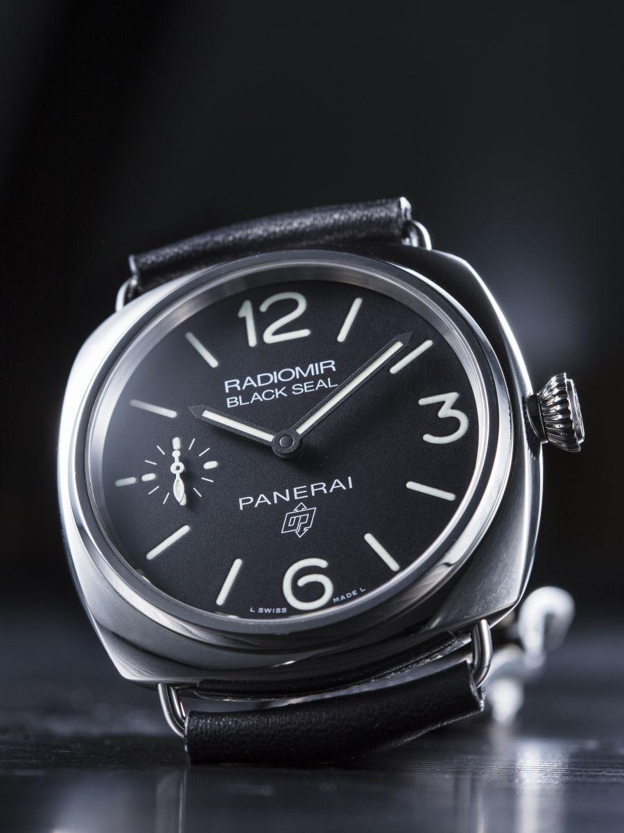 小沛最新入門之選Radiomir Black Seal Logo PAM00754。採用1936年沛納海為義大利皇家海軍研製的第一批Radiomir錶殼，錶徑45mm。搭載P.6000自製三日動能手上鏈機芯。面盤的螢光數字時標、與6點鐘位置印上OP商標，處處都是沛納海的最著名特色。限量1000只。定價約NT$133,000