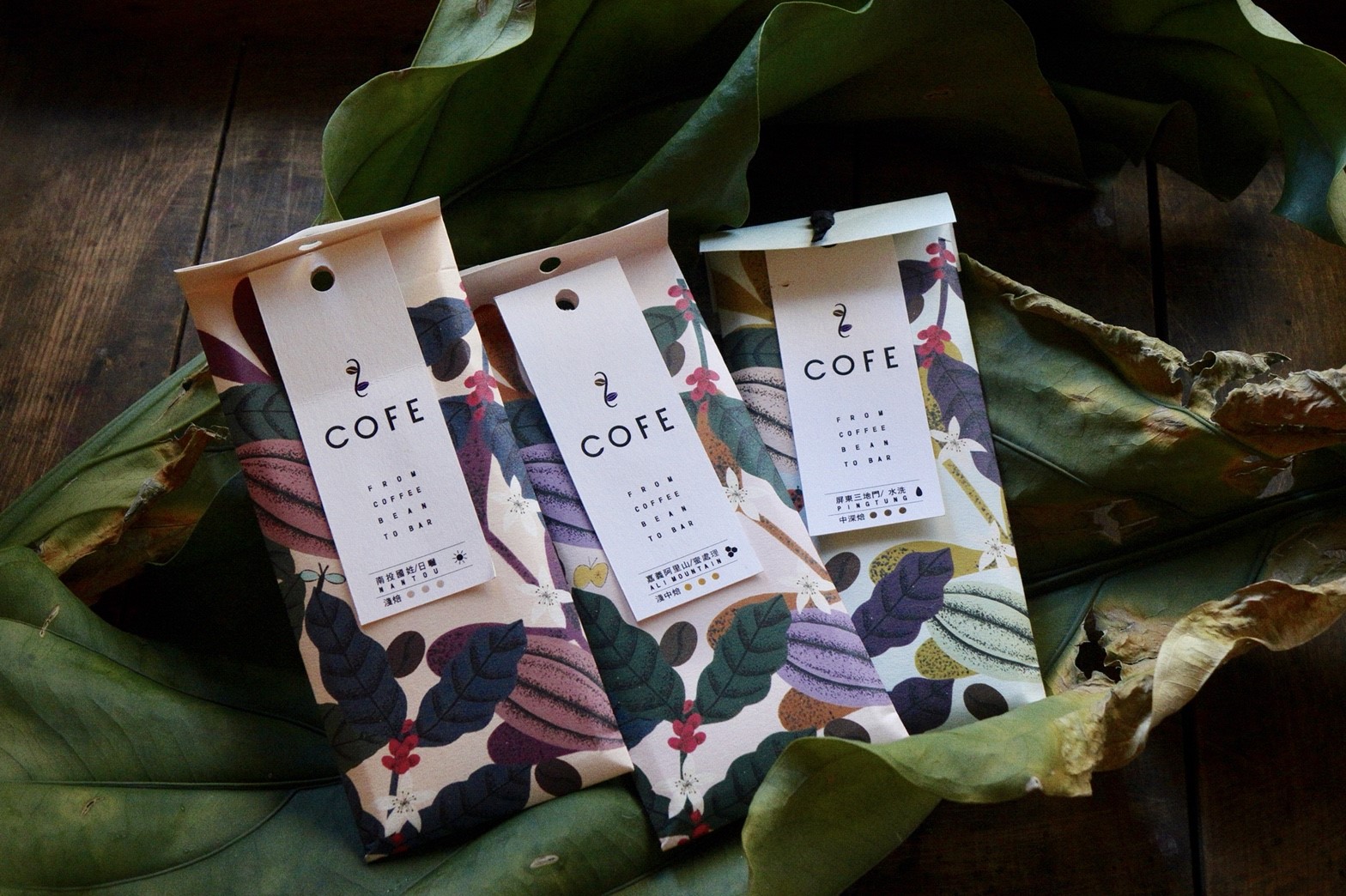 「COFE bar／喫咖啡吧」是可以吃的咖啡，目前有煙燻風味的「屏東三地門石頭咖啡莊園的水洗咖啡」（右）；圓潤帶甜「嘉義阿里山卓武山咖啡莊園的的蜜處理咖啡」（中），以及洋溢熱帶水果酸味的「南投國姓向陽咖啡莊園的日曬咖啡」（左）3款風味。