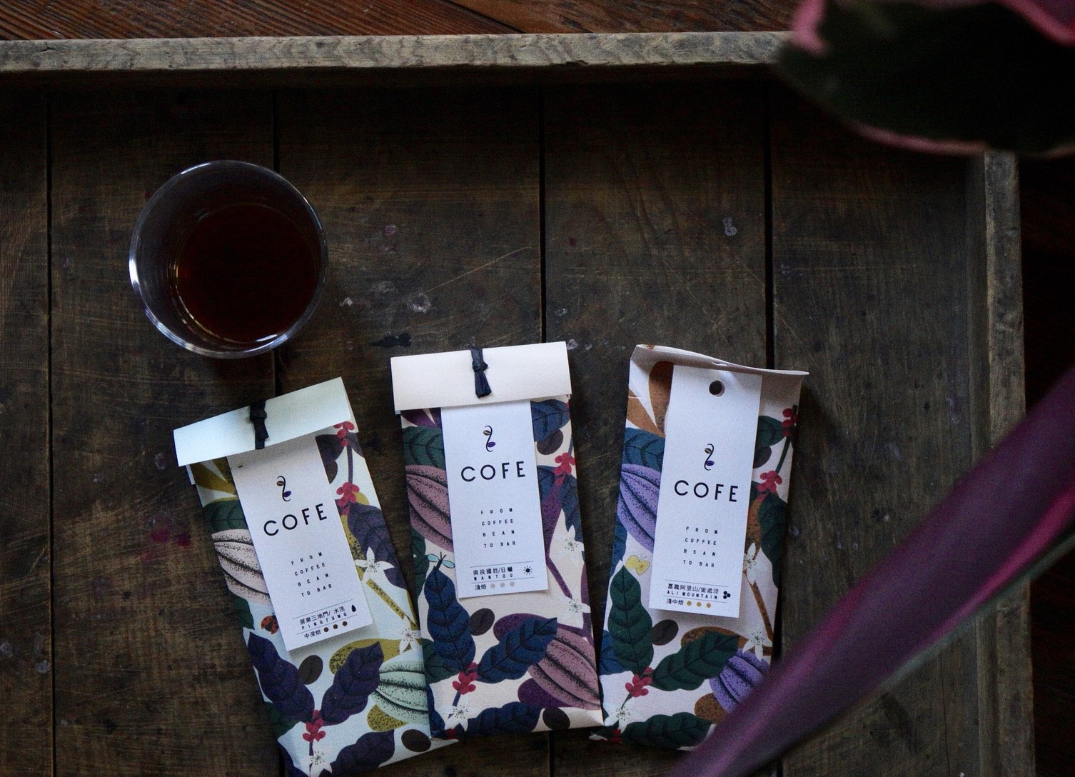 「COFE bar／喫咖啡吧」是「吃」的咖啡，每吃一口都像在喝精品咖啡。