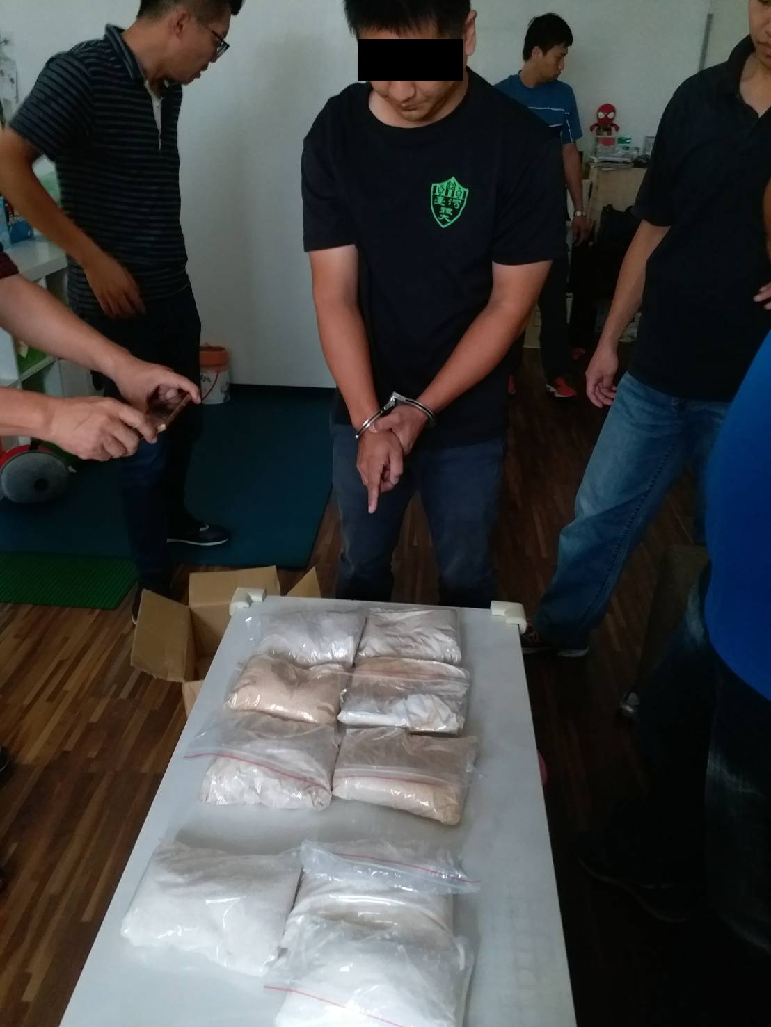 警方逮捕一名當藥頭的蔡姓資源回收場小開，起出K毒等贓證物。（刑事局提供）
