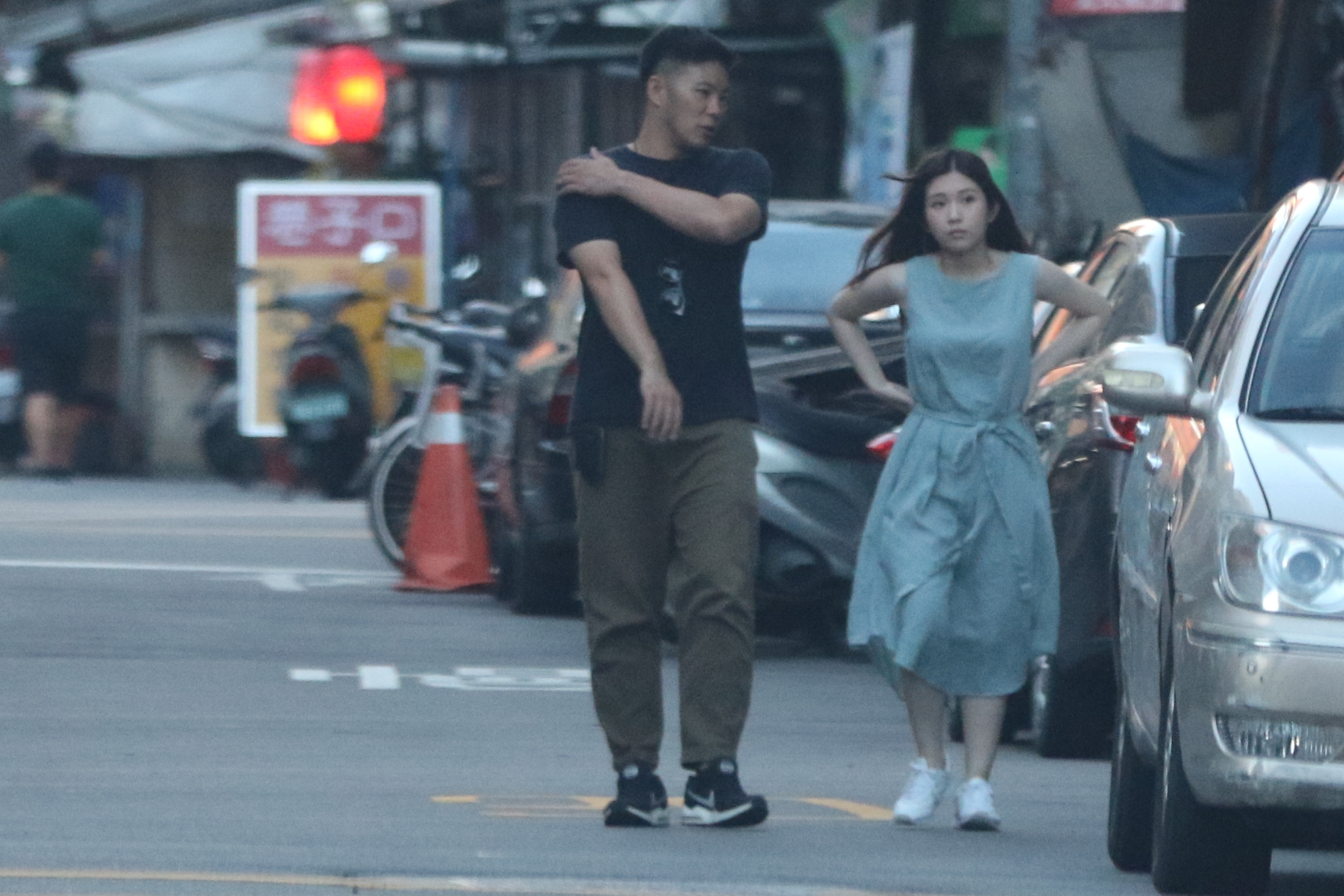 雞排妹被本刊拍到跟李伯恩打得火熱，但她自爆愛的另有其人。