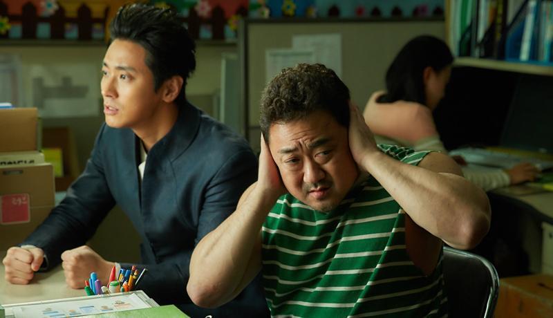 馬東石（右）在電影《與神同行2》中扮演家神的角色。（圖：Lotte娛樂提供）