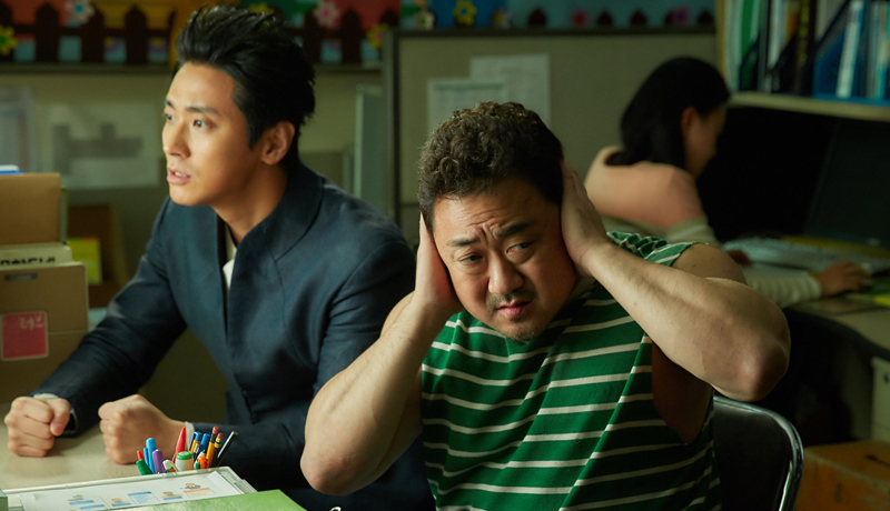 馬東石（右）在電影《與神同行2》中扮演家神的角色。（圖：Lotte娛樂提供）