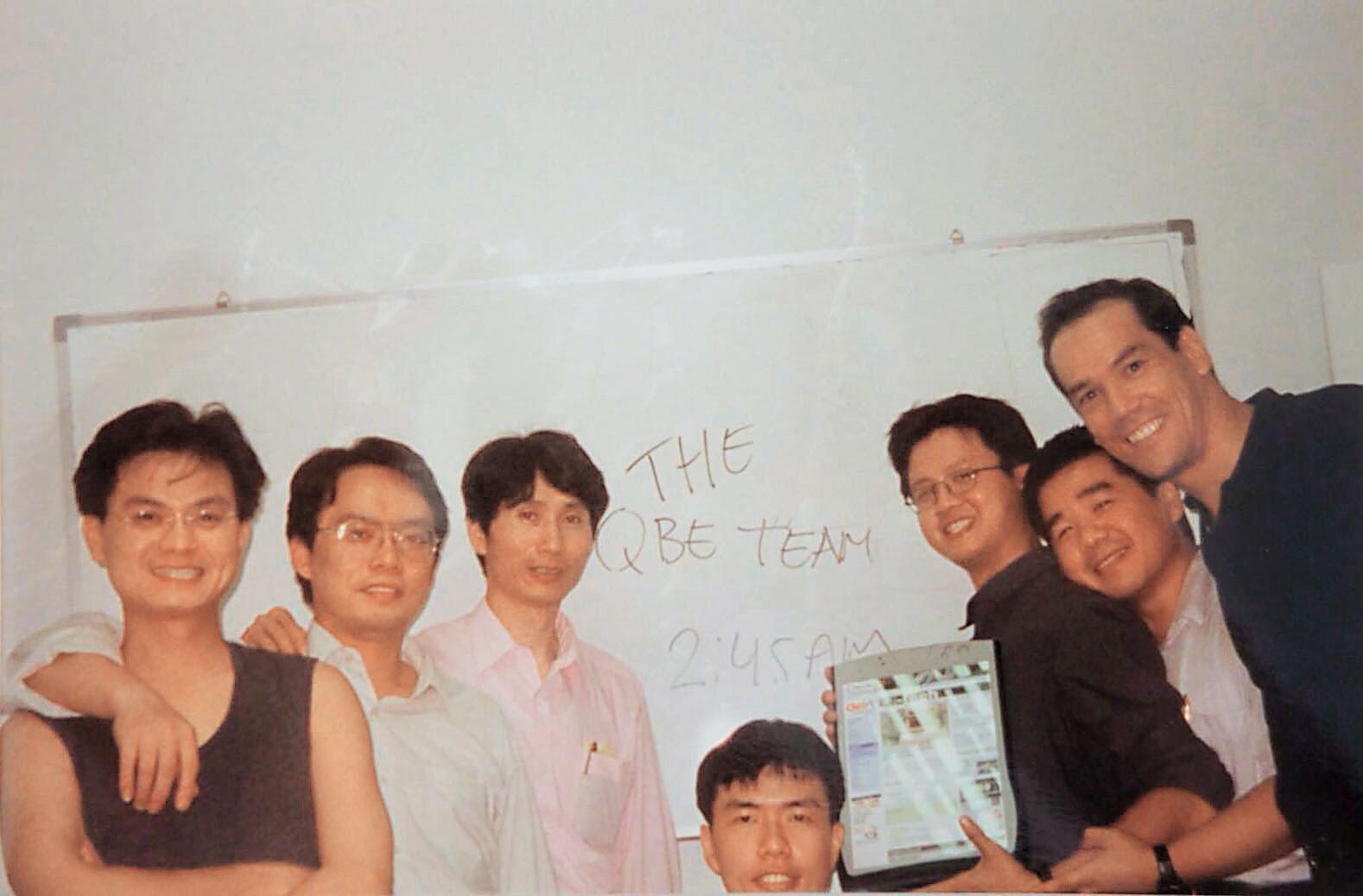 1999年陳世哲(左3)團隊,替Aqcess Technologies設計出第一款平板電腦,眾人在凌晨2點開心留影。(邑錡提供)