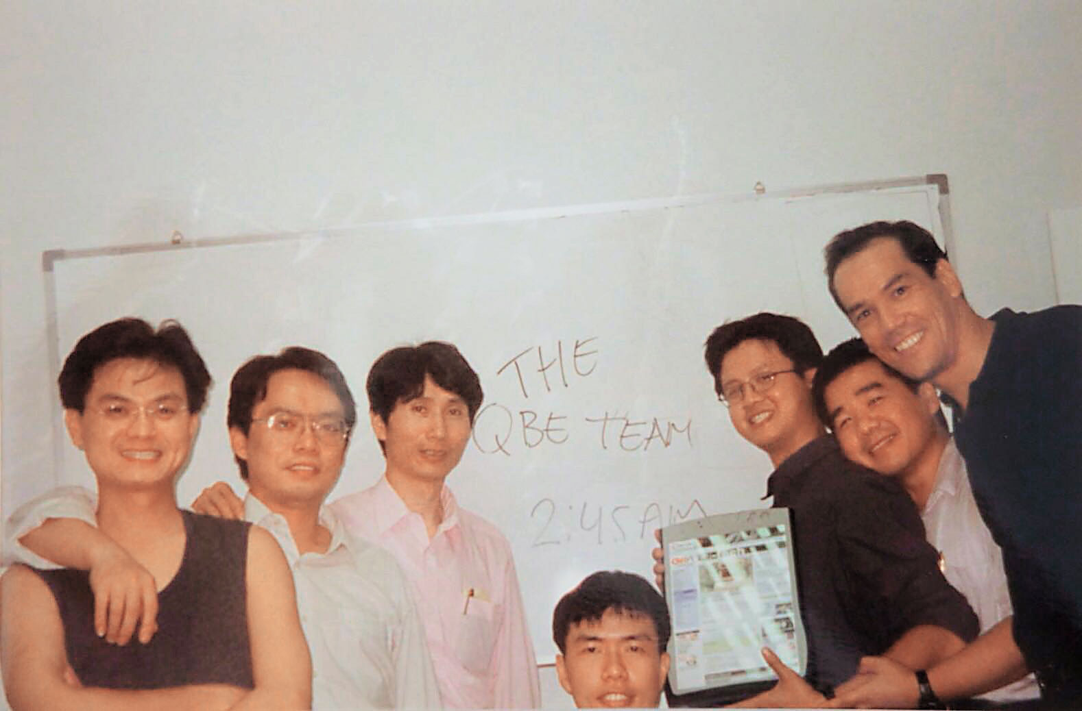 1999年陳世哲（左3）團隊，替Aqcess Technologies設計出第一款平板電腦，眾人在凌晨2點開心留影。（邑錡提供）