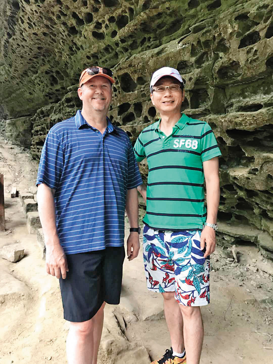 陳世哲（右）把客戶當朋友，認真負責的服務態度，打動不少國外大廠。他與Vernier執行長John Wheeler（左）已從客戶變好友。（邑錡提供）