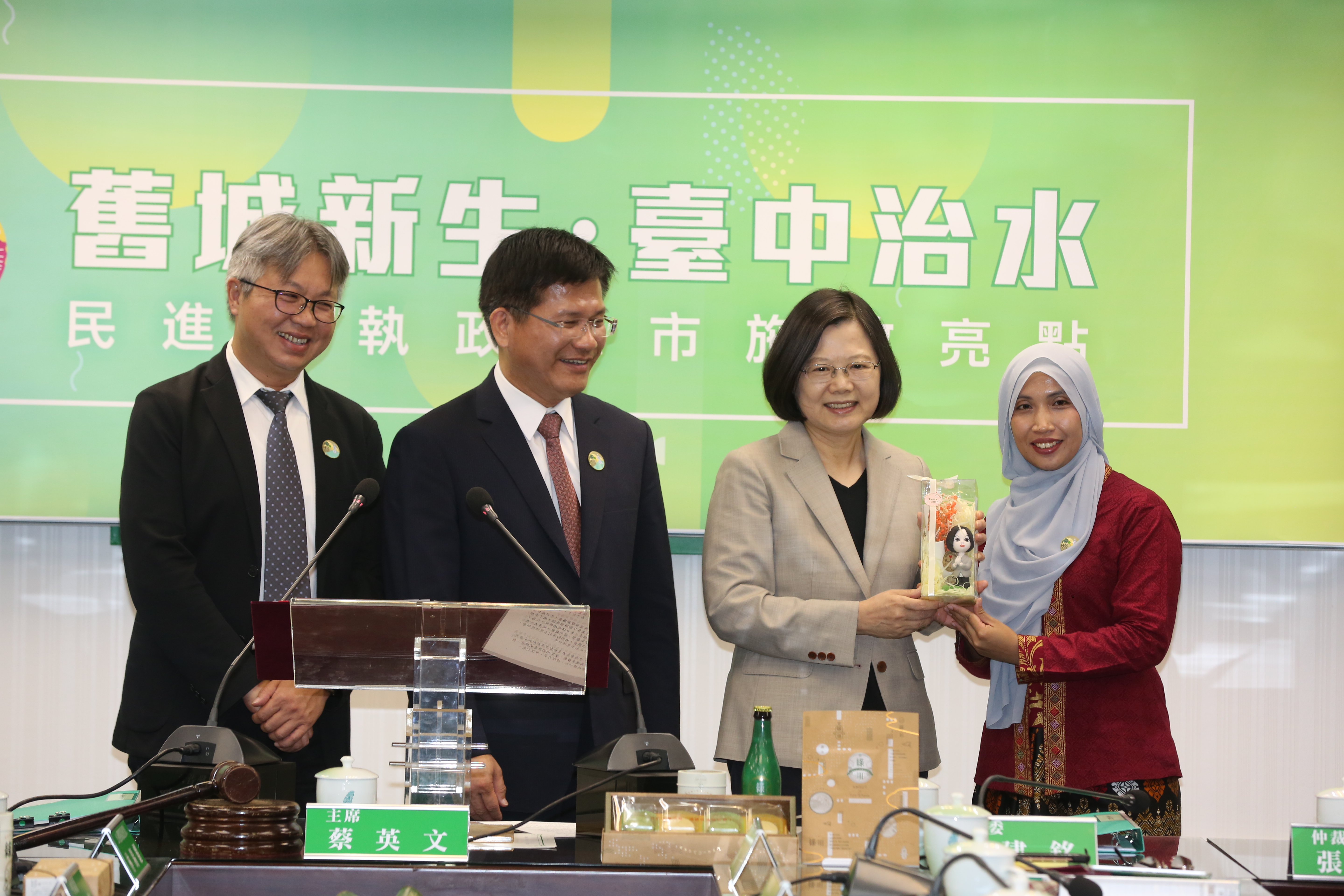 民進黨中常會今邀台中市長林佳龍（左2）報告施政亮點，移工Pindy（右1）送自己手工製作的捏麵人小英公仔給蔡英文。