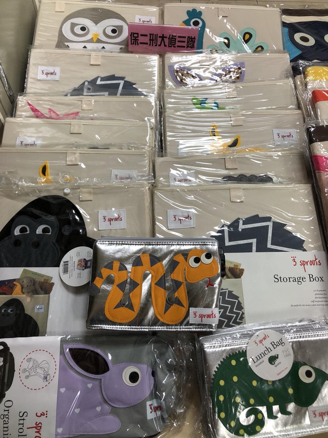 警方查扣大量仿冒收納袋。(保二刑大提供)