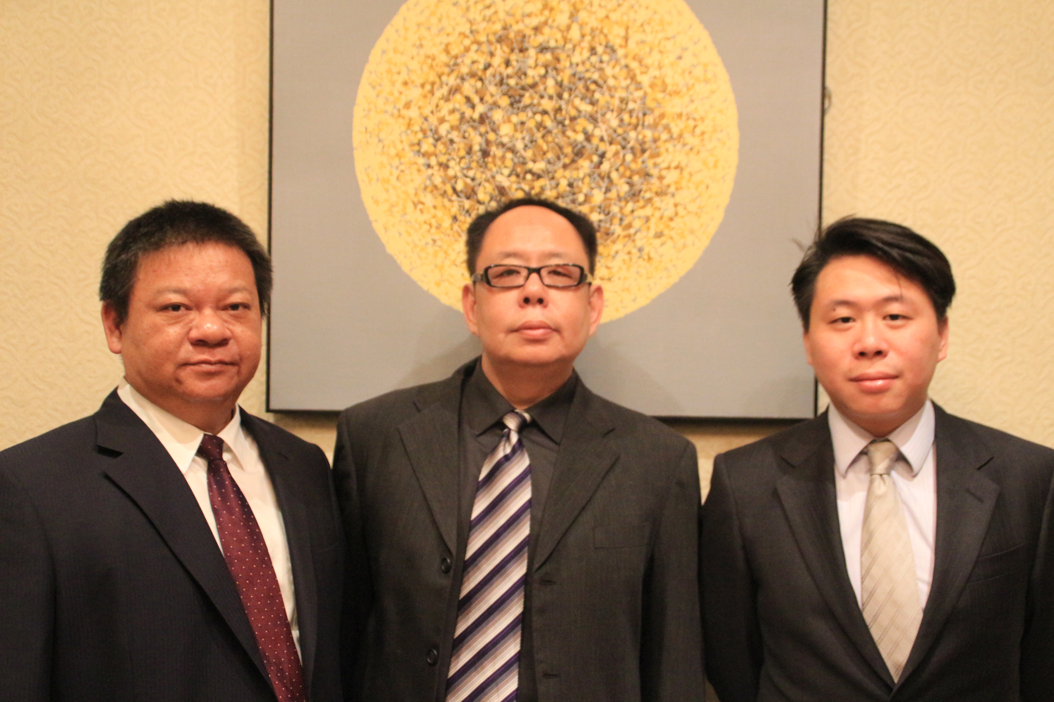 海樂影業迎接今年首波旺季鬼月檔期，版權業務收入成長可期。圖為執行董事吳浩佑（右）、董事總經理吳智弘（中）、財務長陳陽明（左）。（海樂影業提供）