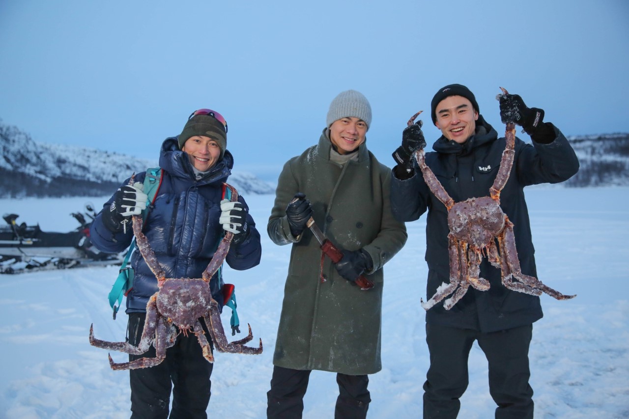 謝霆鋒（左）、阮經天（右）和江振誠組成新一代「抓蟹」男團，在北極海岸上成功捕獲數隻特大帝王蟹。（亞旅提供）