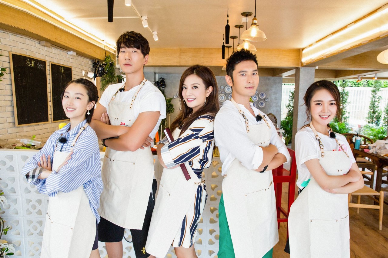 周冬雨（左起）、張亮、趙薇、黃曉明及靳夢佳於實境節目《中餐廳》中，在泰國象島一起經營一家中餐廳。（中天提供）