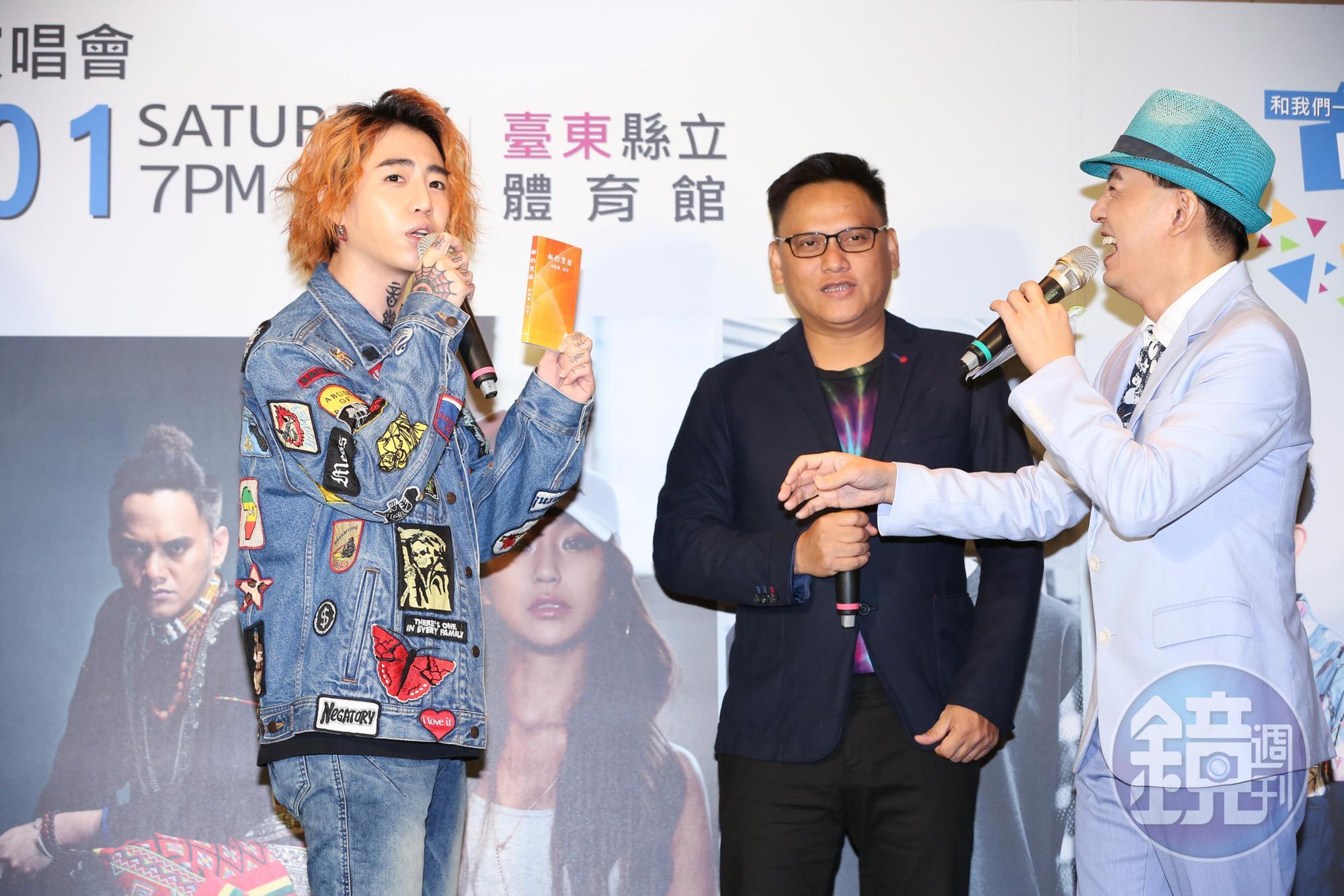 被陳昇酸「沒讀書」,謝和弦在記者會上掏出新約聖經幽默回擊。