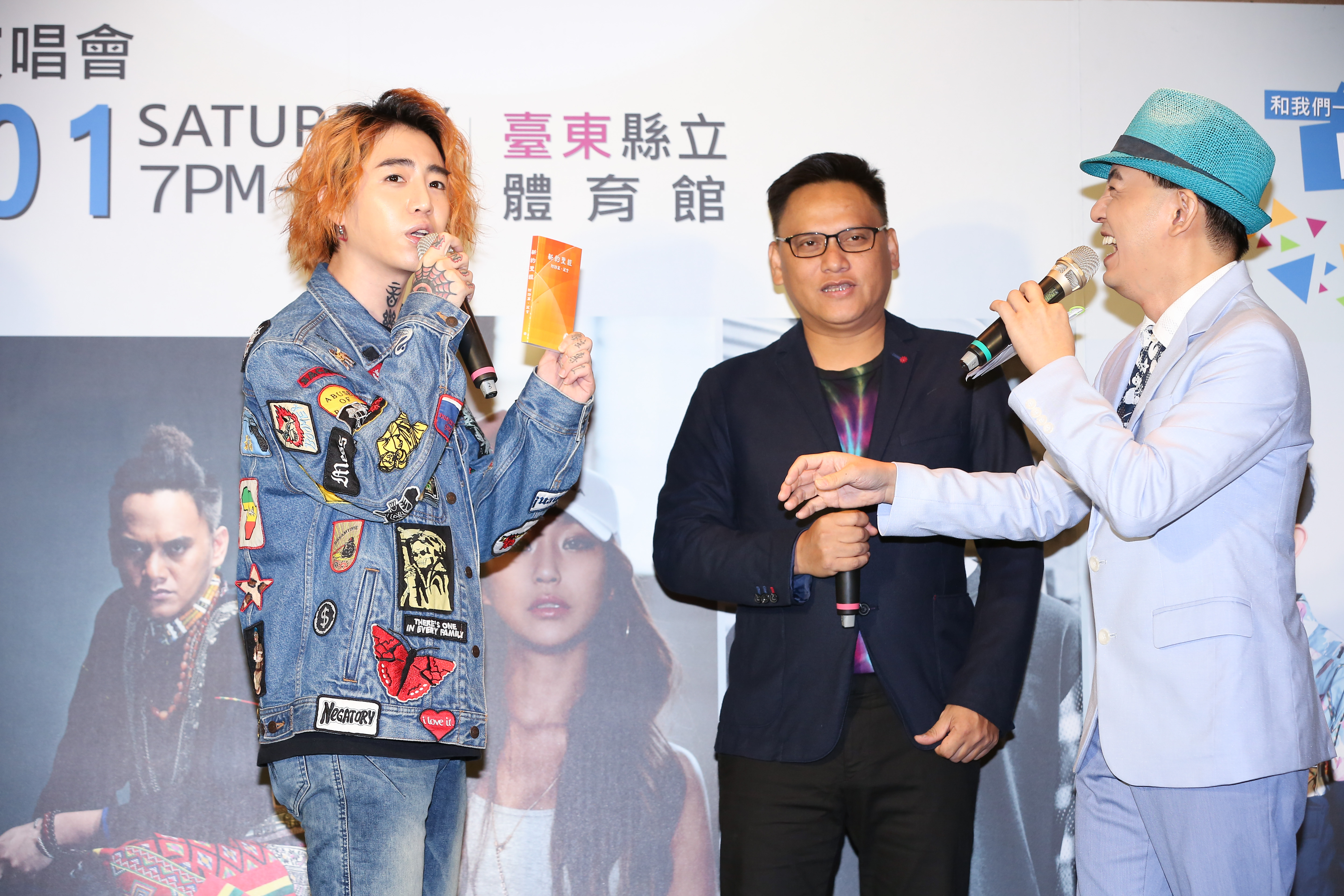 被陳昇酸「沒讀書」，謝和弦在記者會上掏出新約聖經幽默回擊。