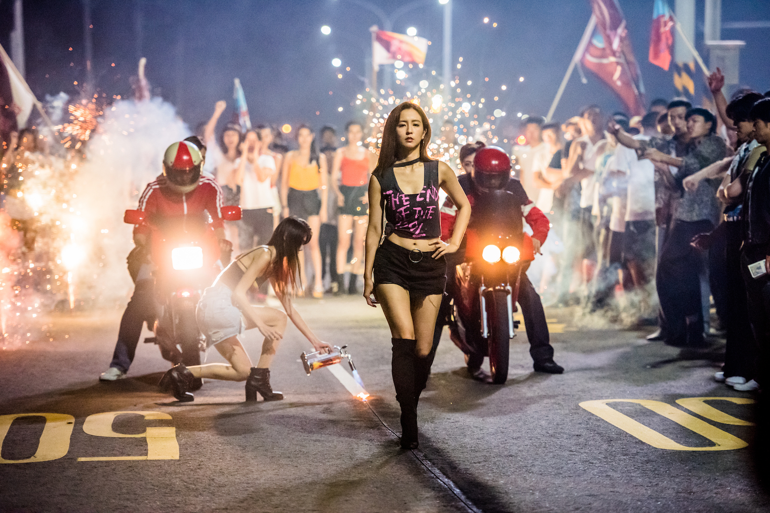 周曉涵穿著熱褲和緊身背心辣翻全場，她在片中飾演「火炬女神」，事先看了不少《玩命關頭》等電影體驗飆車氛圍。（多曼尼提供）
