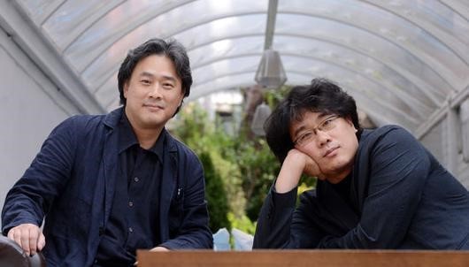 奉俊昊（右）和朴贊郁兩位名導繼電影《末日列車》後，宣布再度攜手合作改編的同名電視影集。（翻攝自ZUM網站）