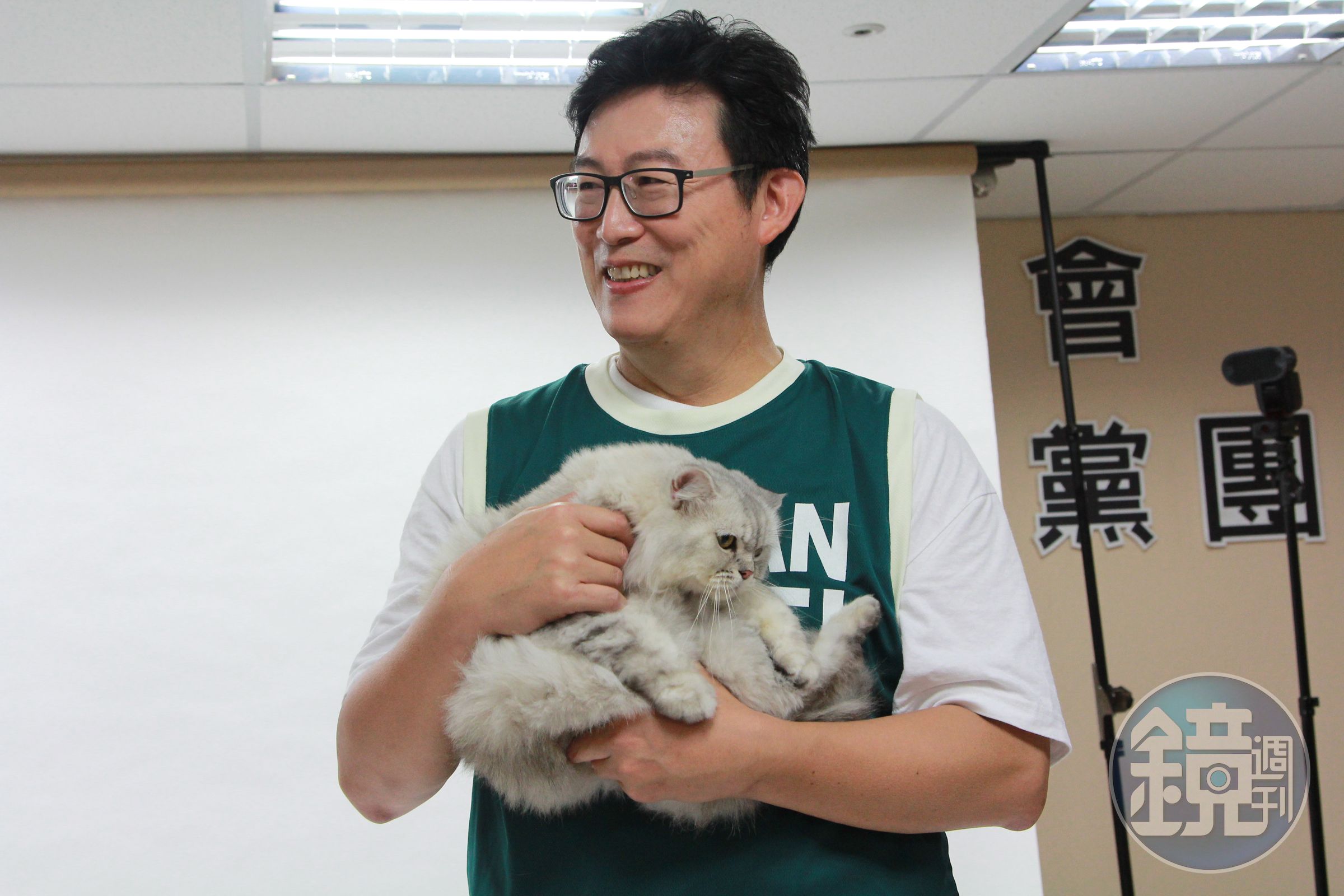 民進黨台北市長參選人姚文智今與北市議員拍定裝照，秀出愛貓Togi。（姚文智辦公室提供）