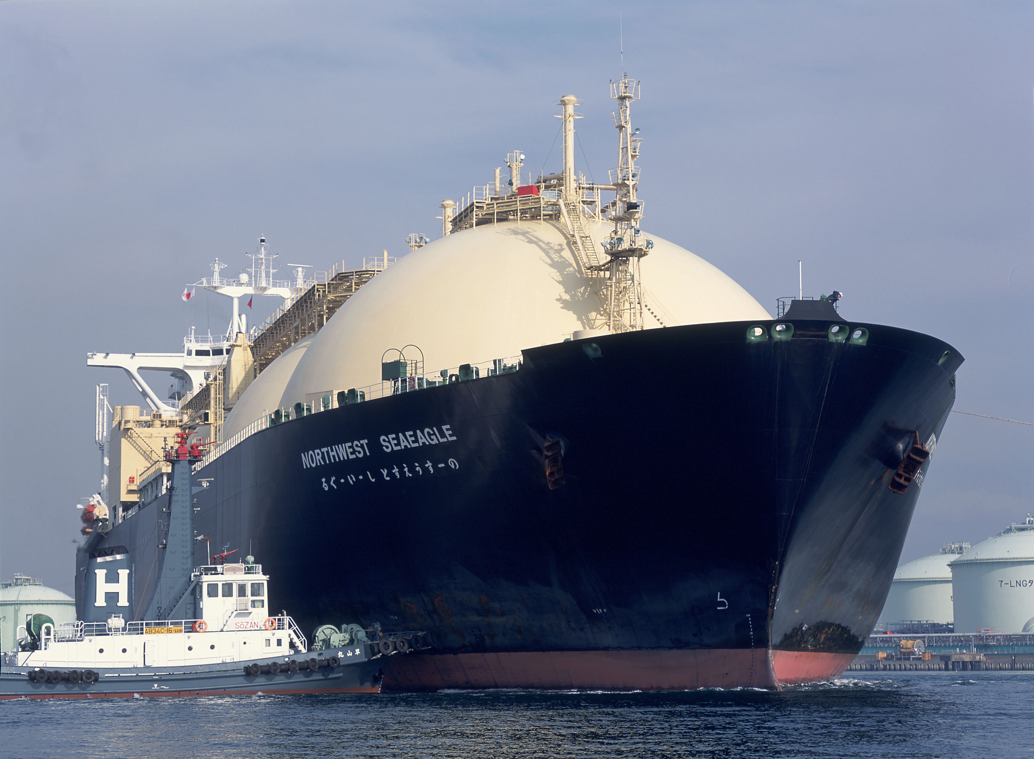 2015年油價重挫,高收益債基金淨值下跌,對於領息的投資人來說,是進場撿便宜的時機。(翻攝自殼牌官網)