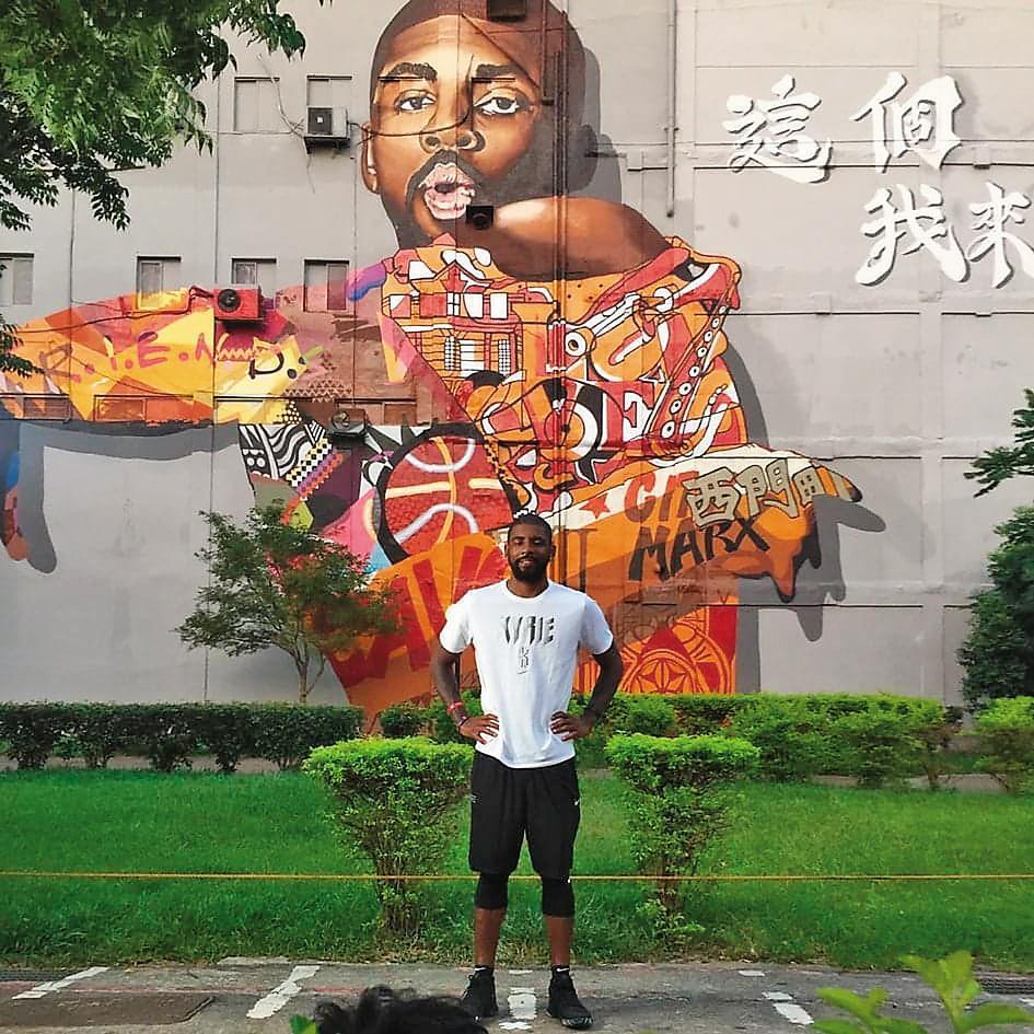 NBA球星Kyrie Irving在傅星翰畫他的作品前合影。（傅星翰提供）