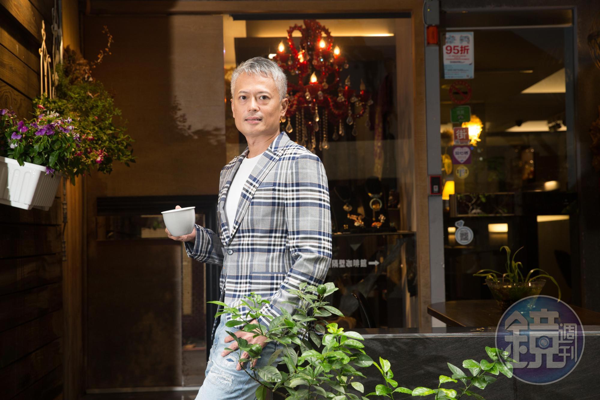 郭俊宏每月領到配息不忘再投資，「紀律」讓他提早邁入退休生涯。