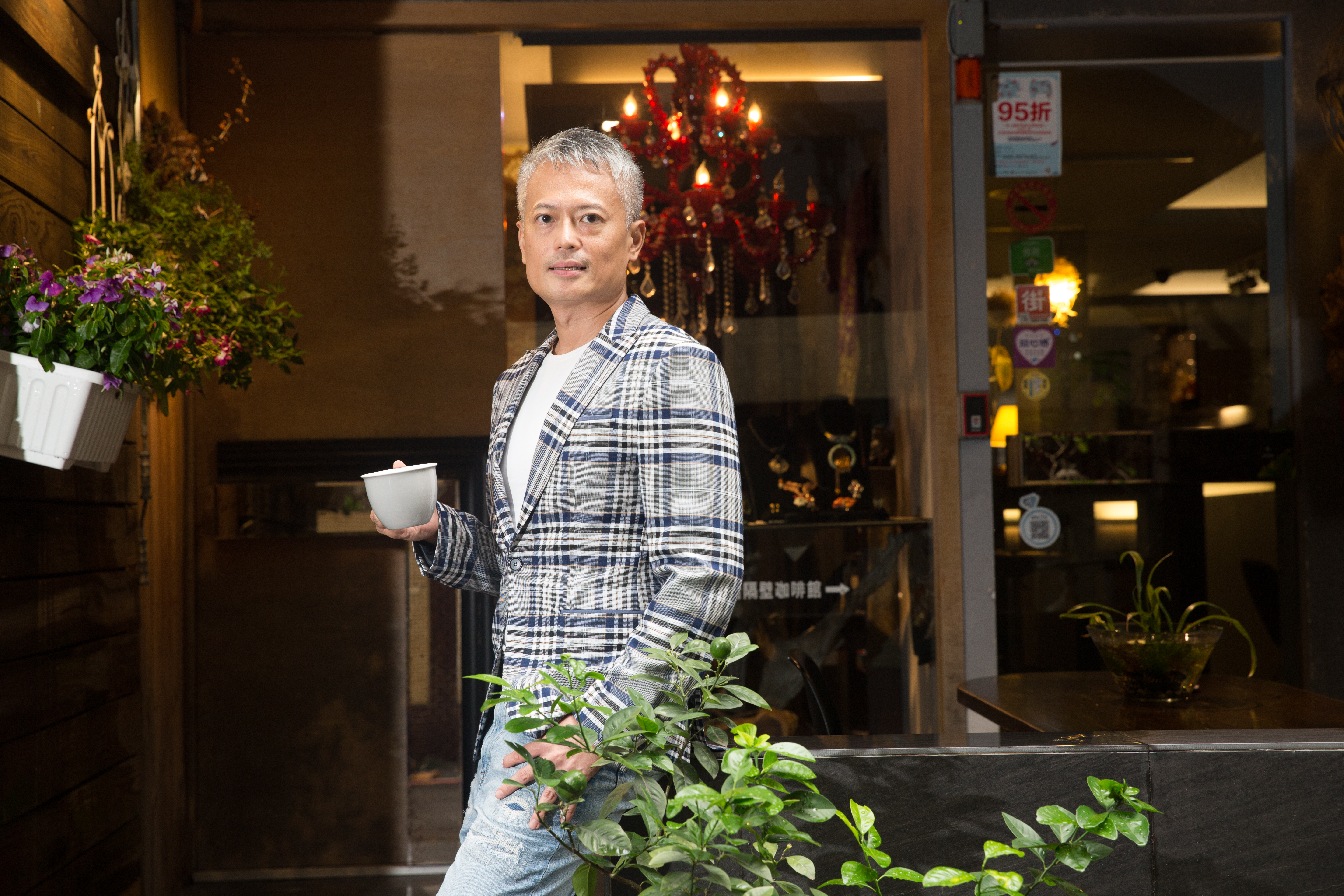 郭俊宏每月領到配息不忘再投資，「紀律」讓他提早邁入退休生涯。