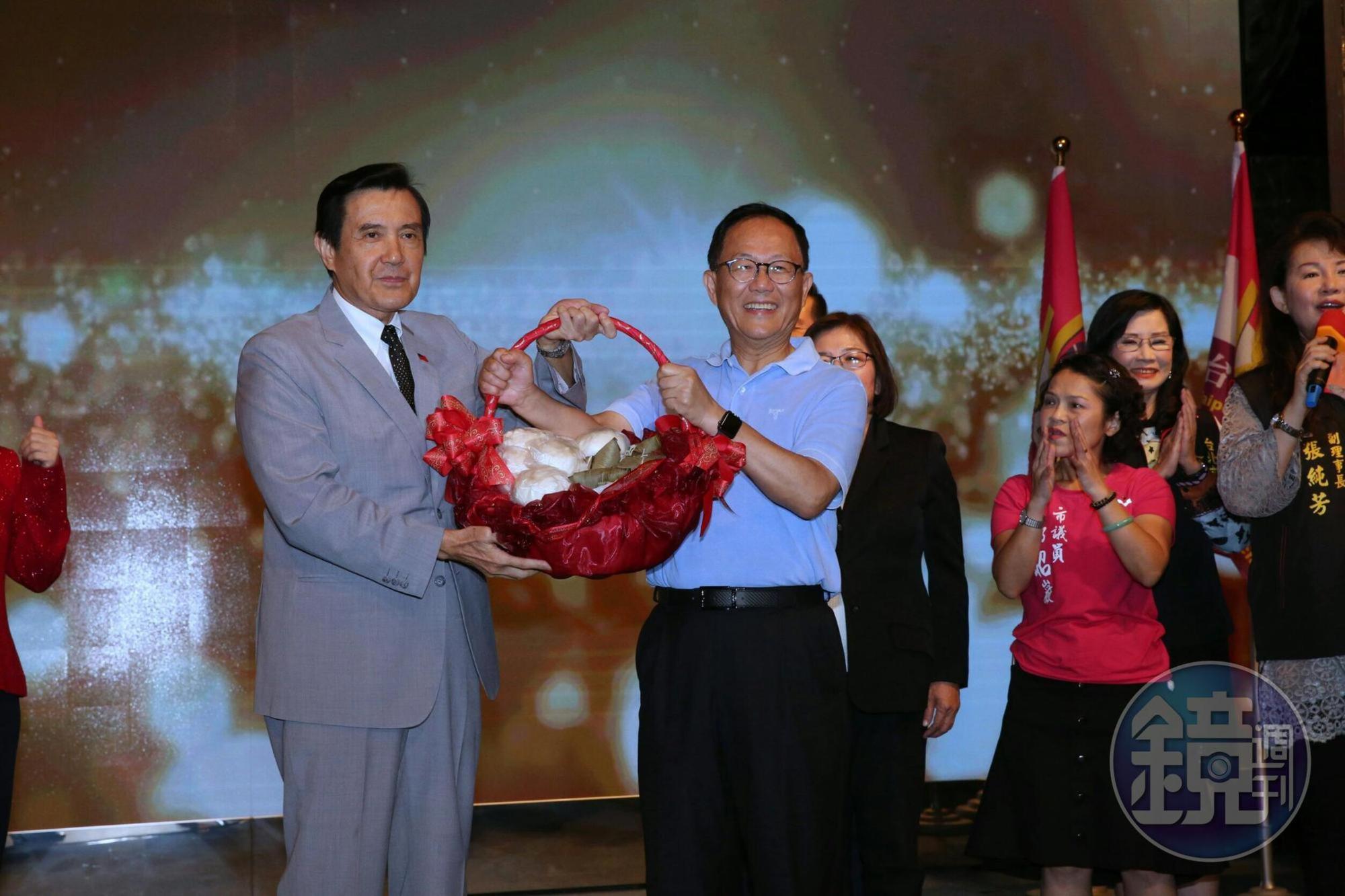 前總統馬英九與國民黨台北市長參選人丁守中今同台出席婦女活動，馬說，這次一定要讓丁當選。