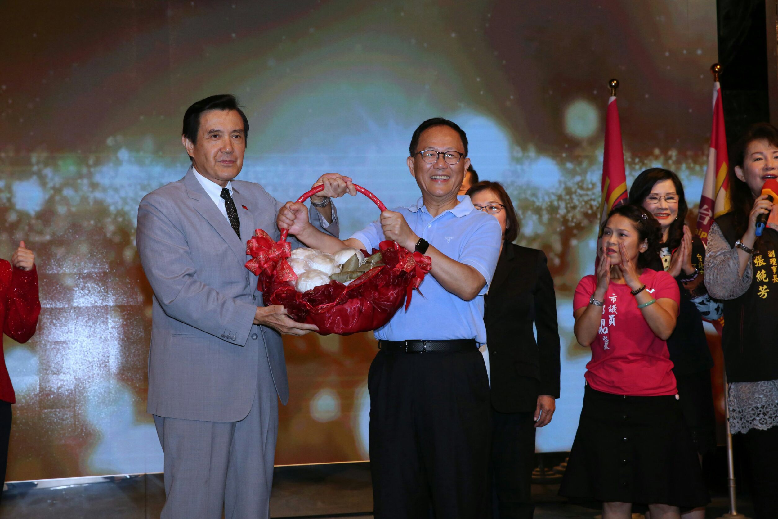 前總統馬英九與國民黨台北市長參選人丁守中今同台出席婦女活動，馬說，這次一定要讓丁當選。