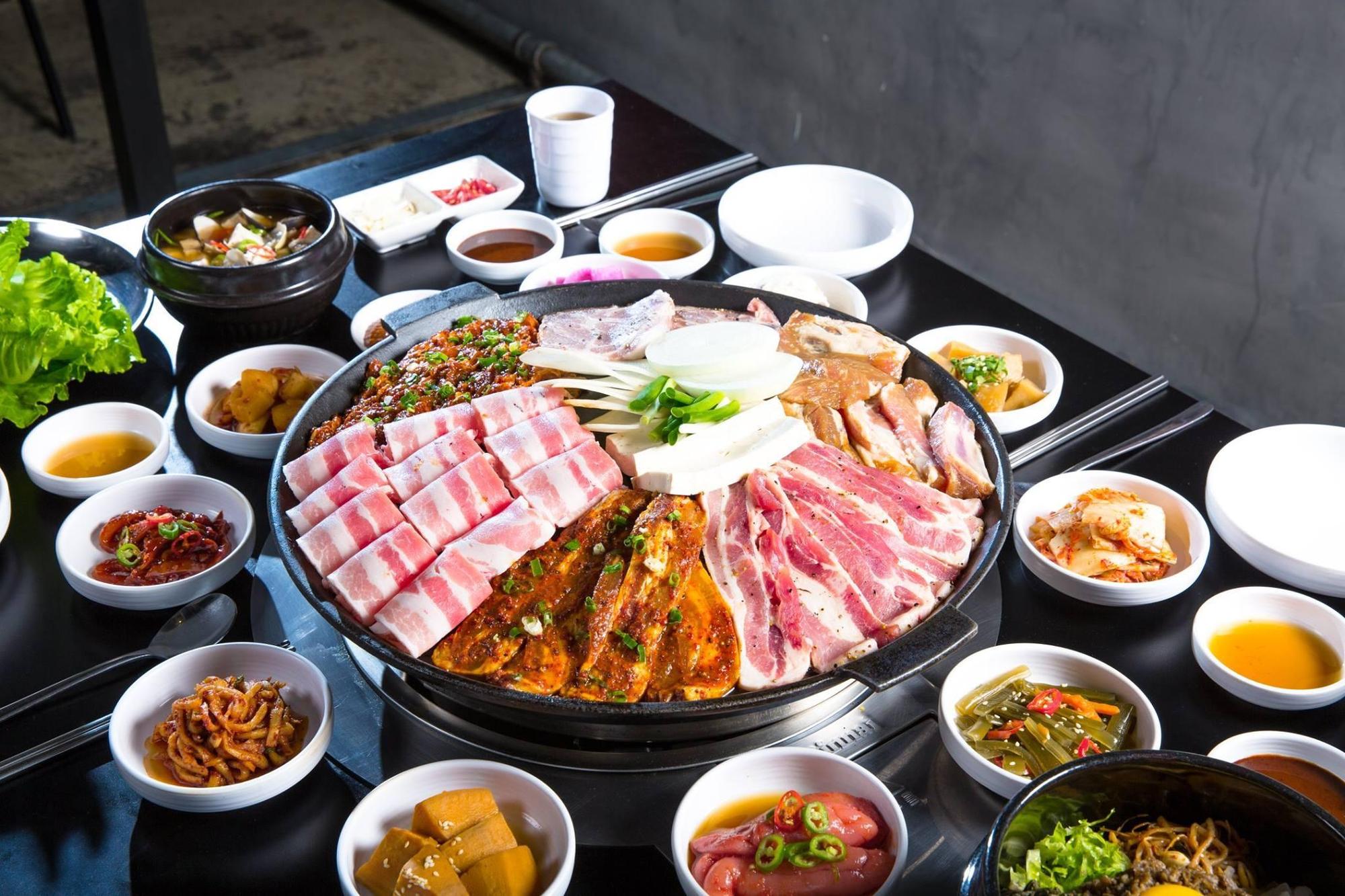 知名韓式燒肉「Honey Pig」做出3點聲明澄清外,也提供「單點肉品買一送一」的優惠補償消費者。(翻攝自Honey Pig粉專)