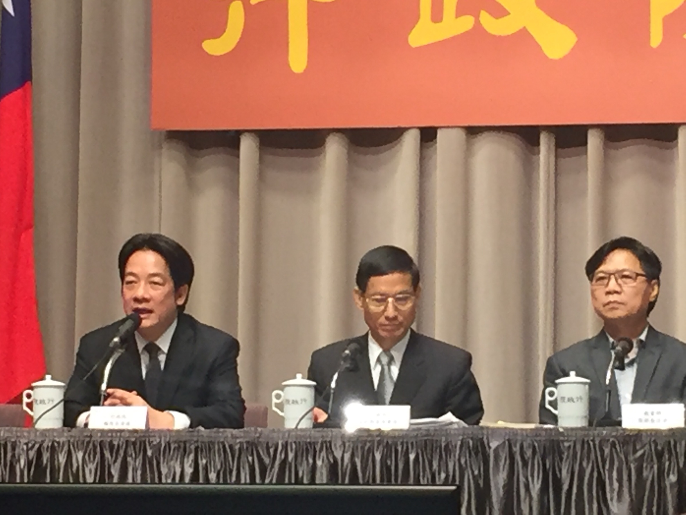 行政院長賴清德宣布搶救少子化問題，負擔最大的保母費用以每個月補貼6000元，降低每戶的托兒支出以鼓勵提升生育率。